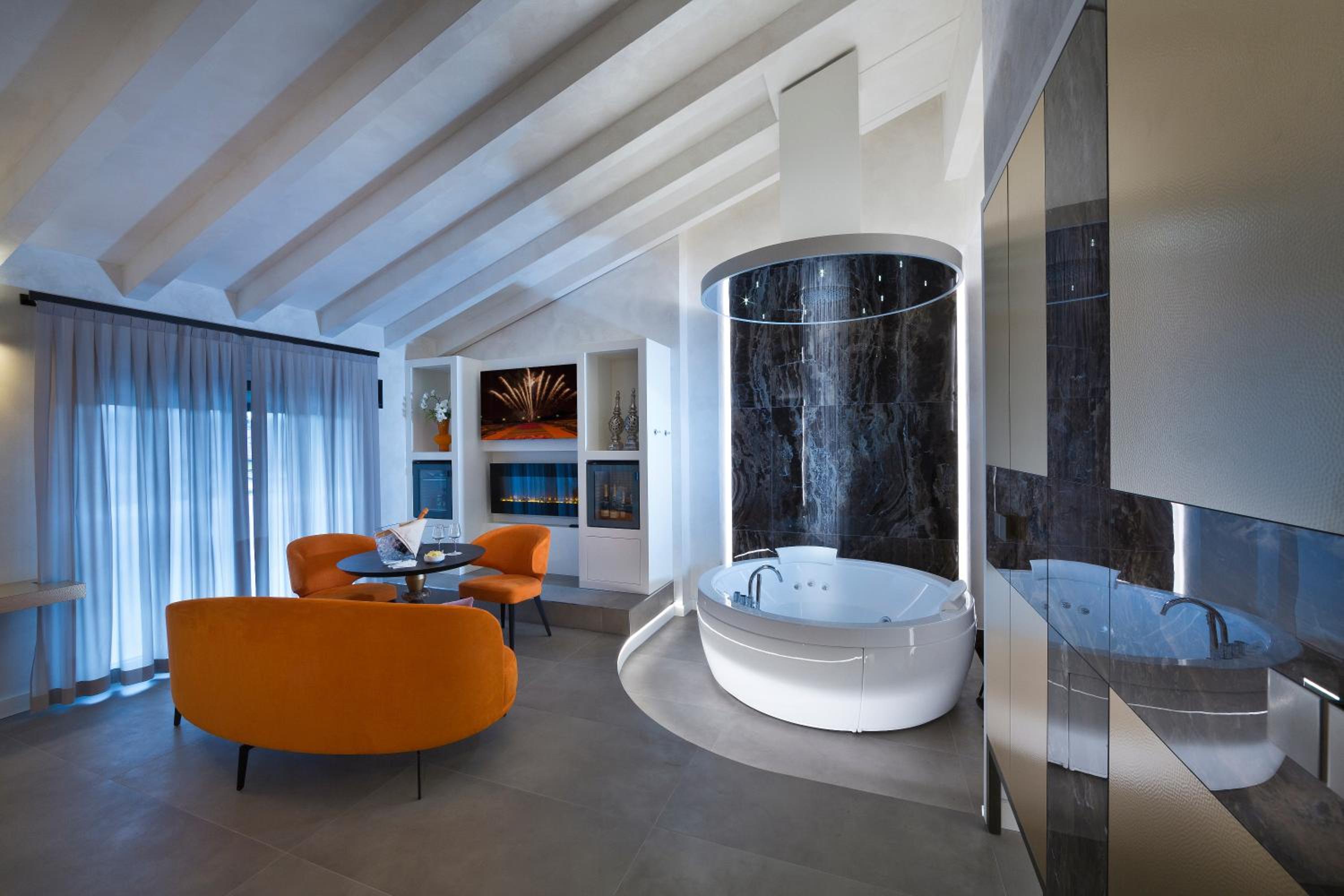 Deluxe Queen Suite with Spa Access - Photo 12