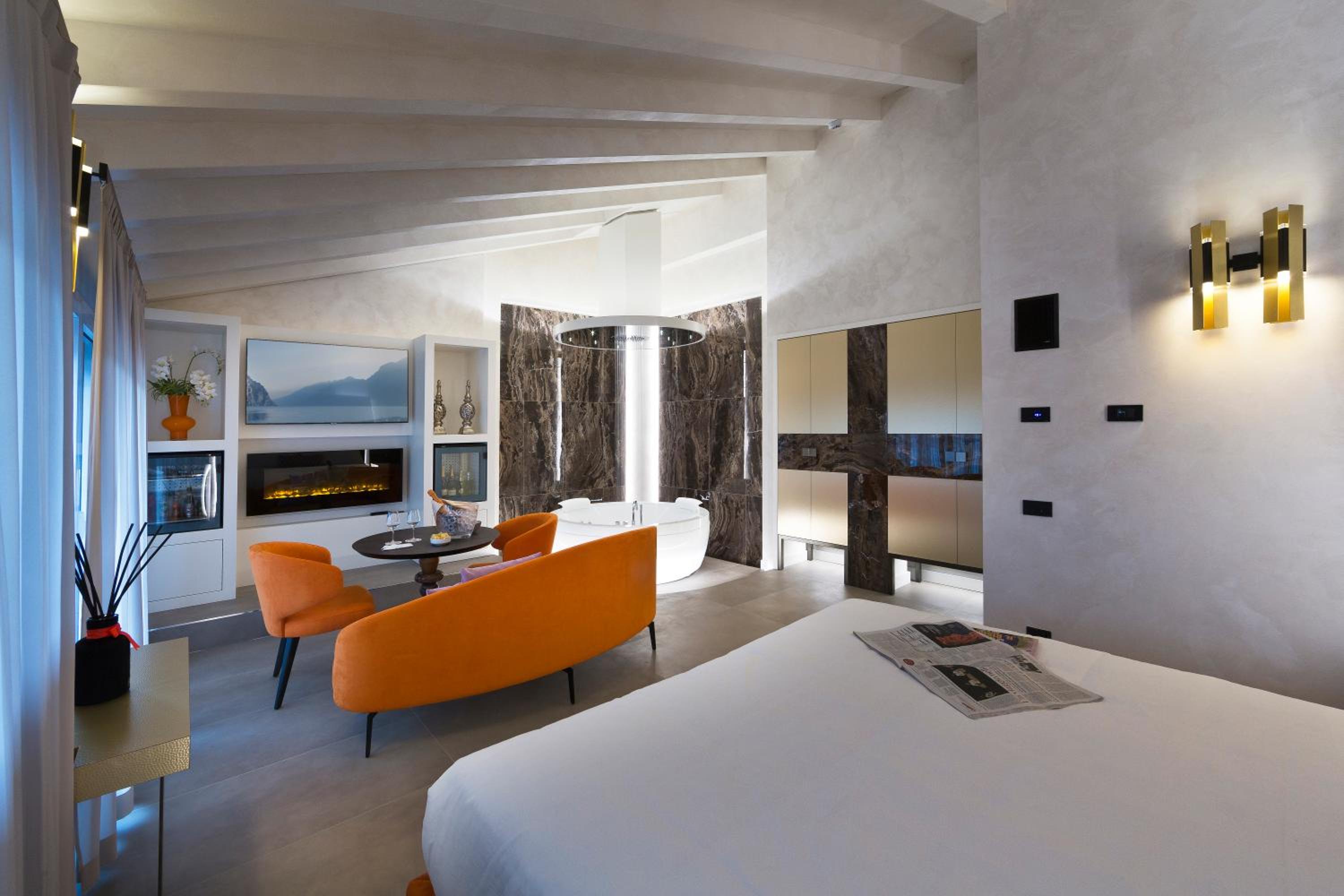 Deluxe Queen Suite with Spa Access - Photo 11