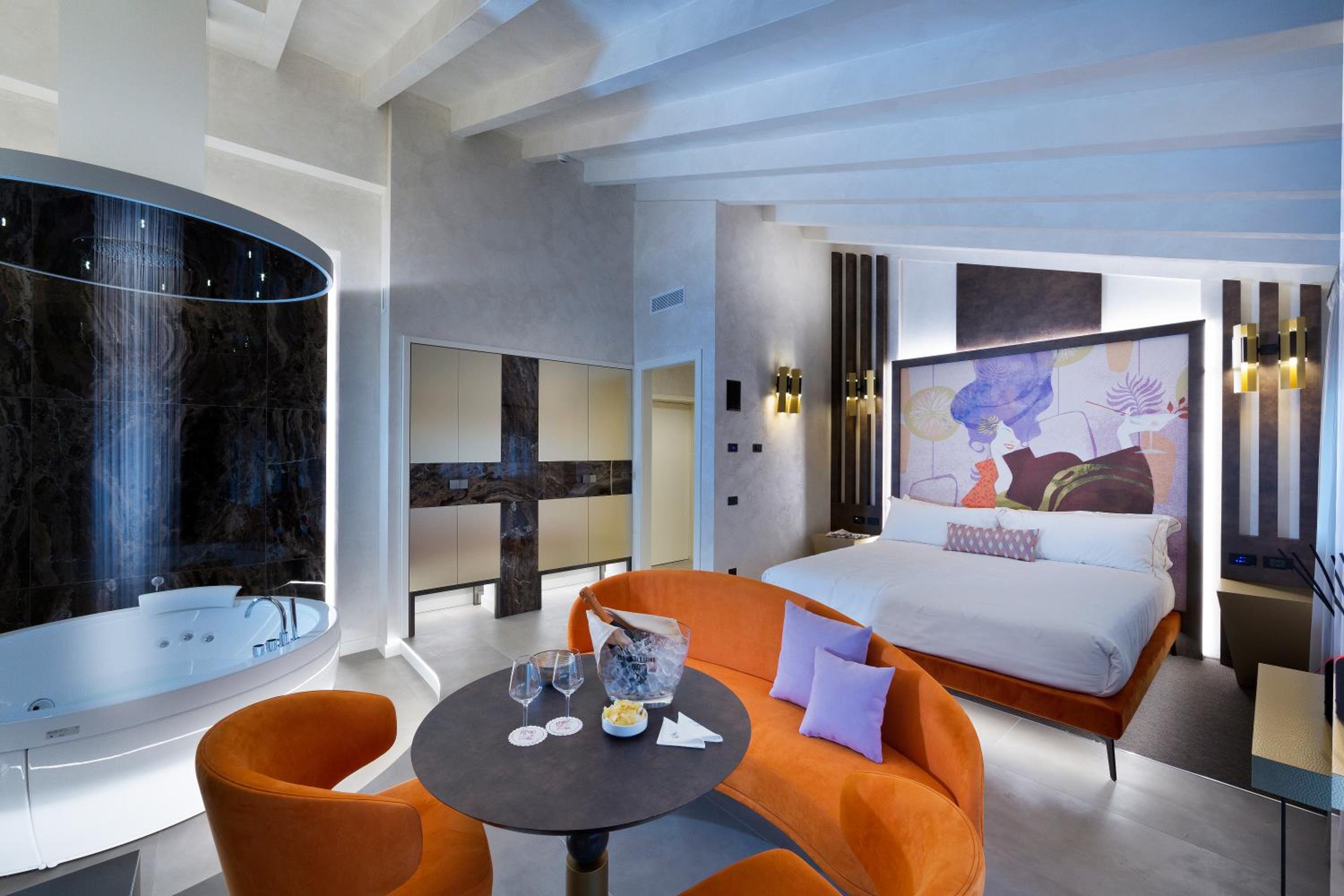 Deluxe Queen Suite with Spa Access - Photo 2