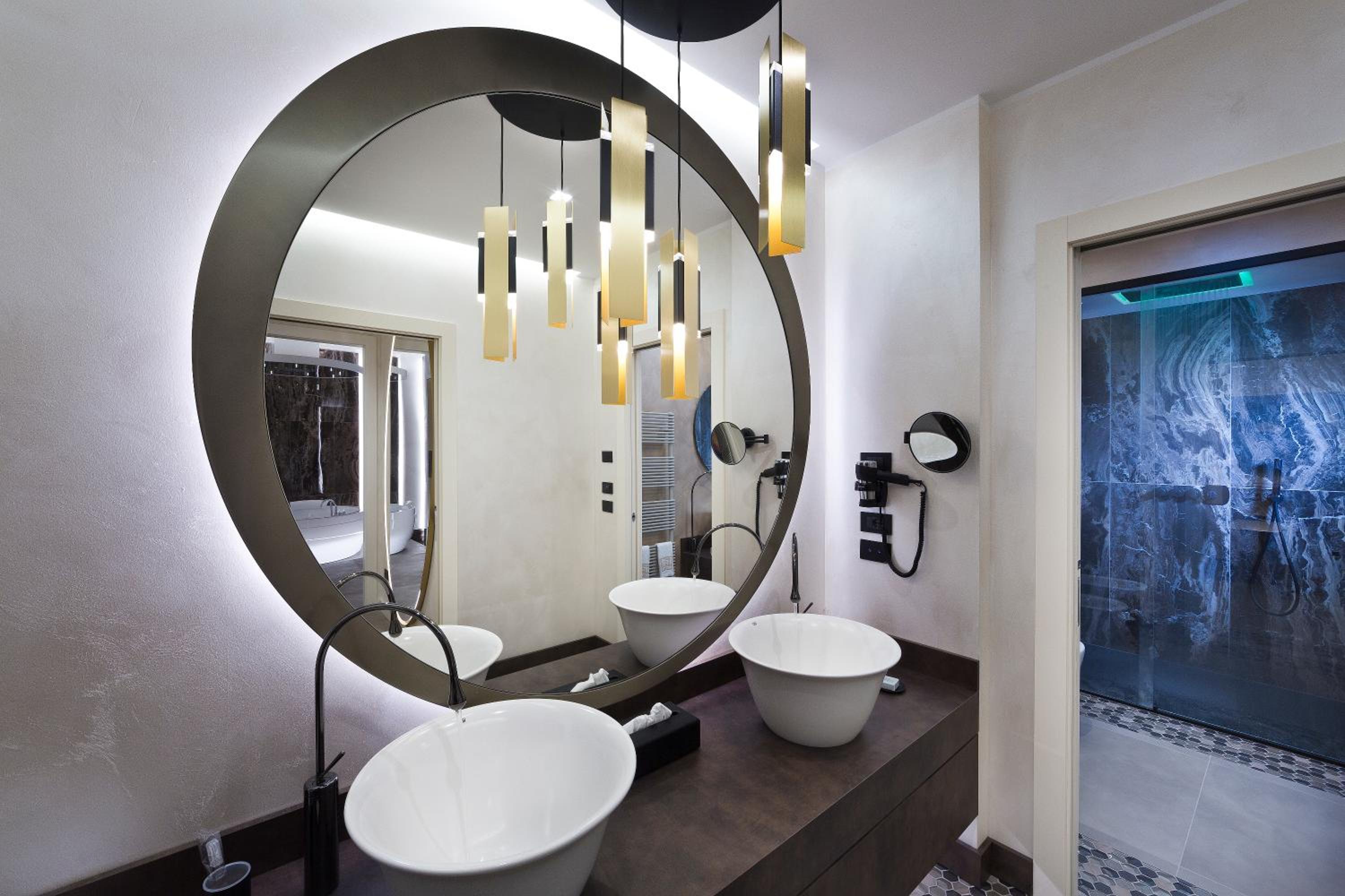 Deluxe Queen Suite with Spa Access - Photo 7