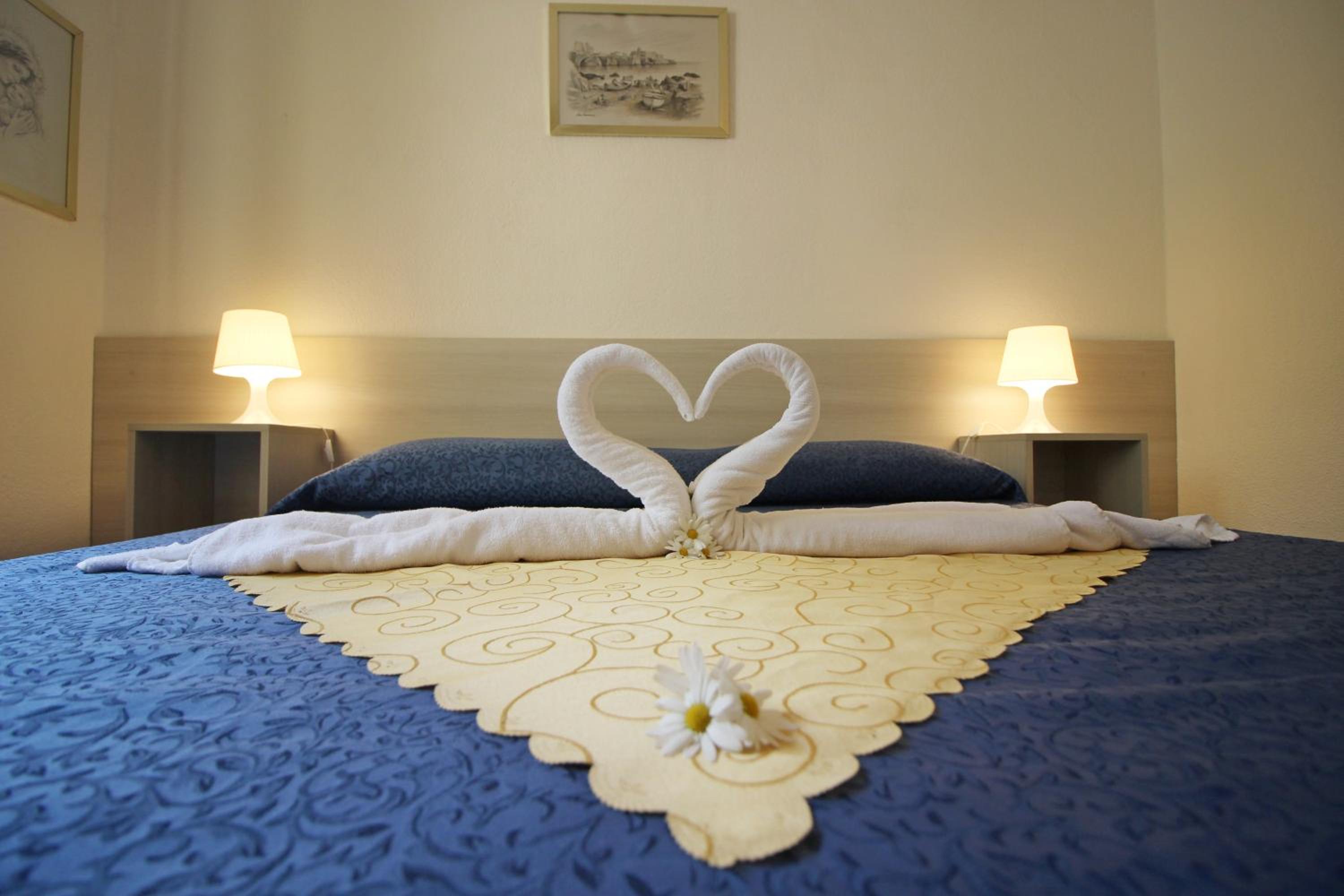 Two-Bedroom Apartment (6 Adults) - Via Delle Tuie photo 2