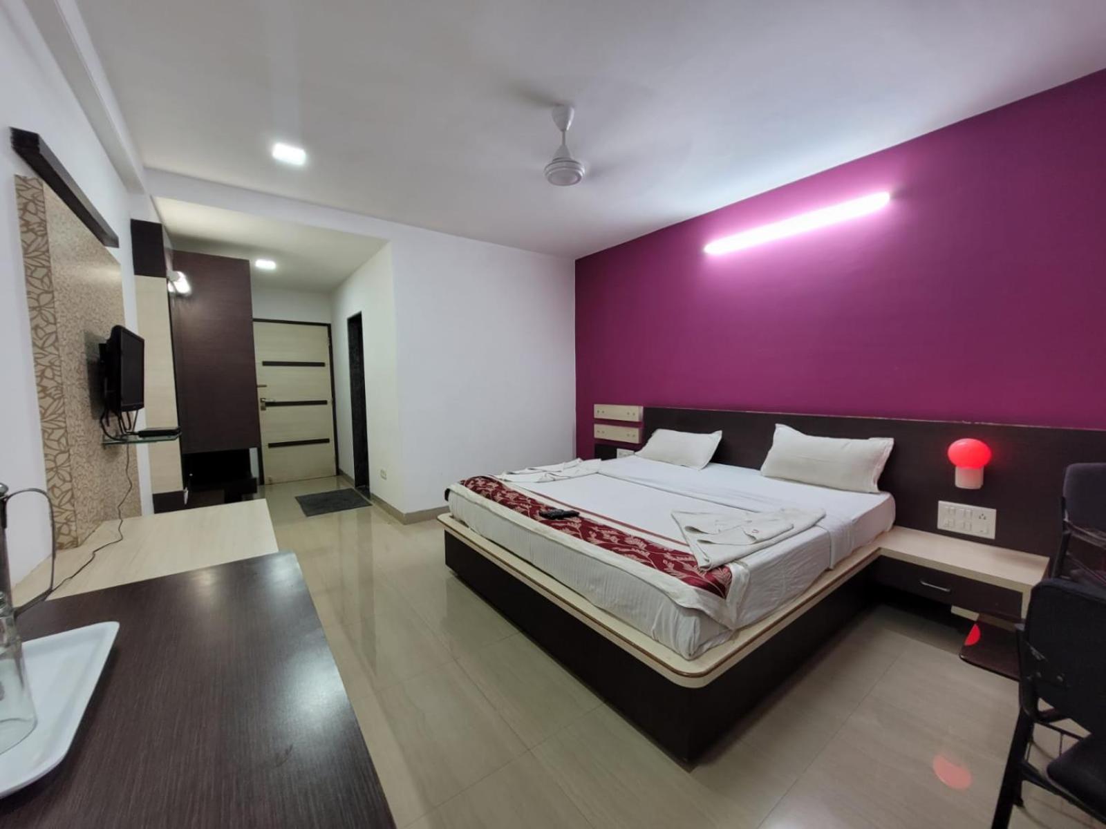 Deluxe King Room photo 3