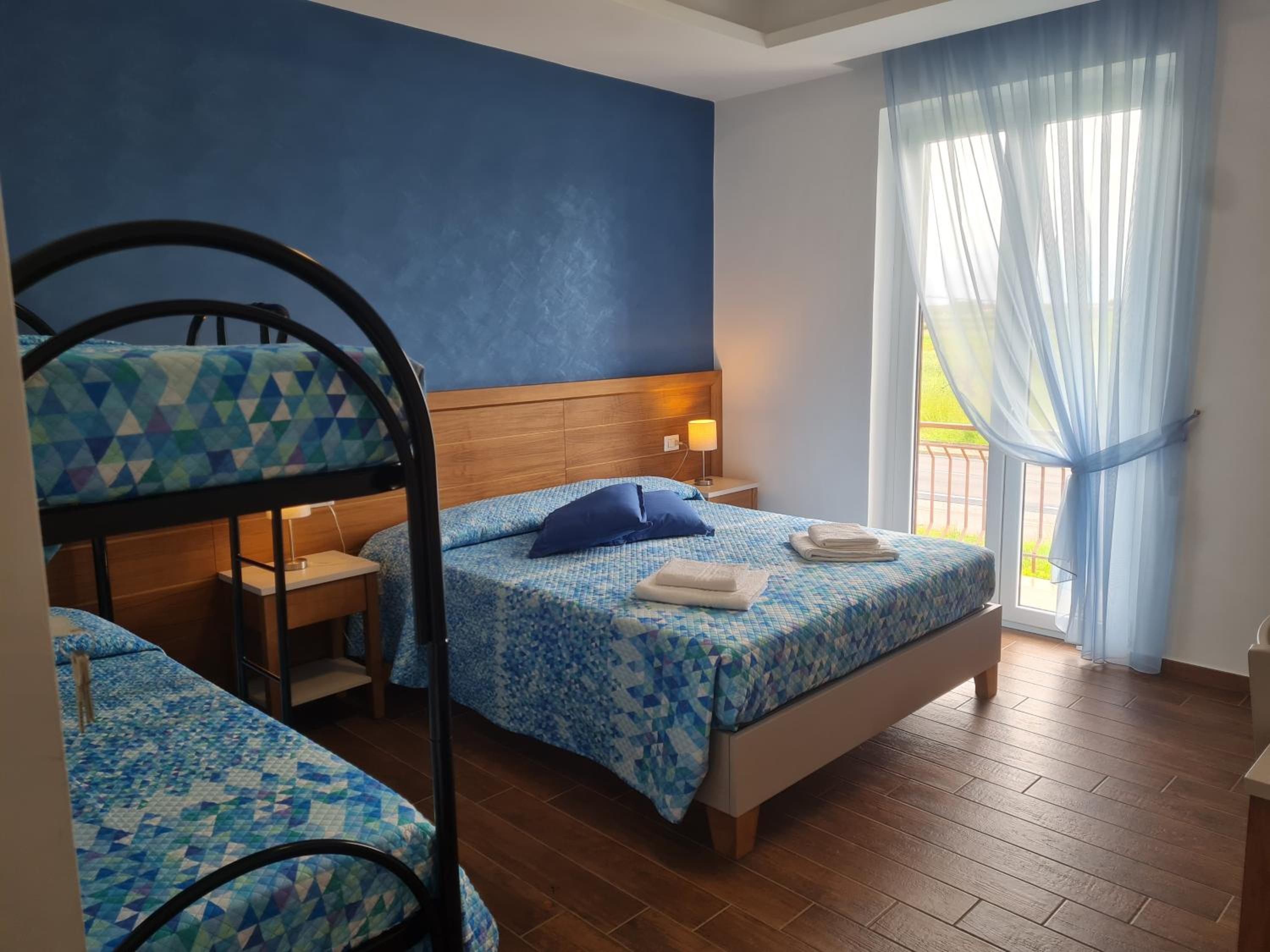 Quadruple Room with Private Bathroom photo 2