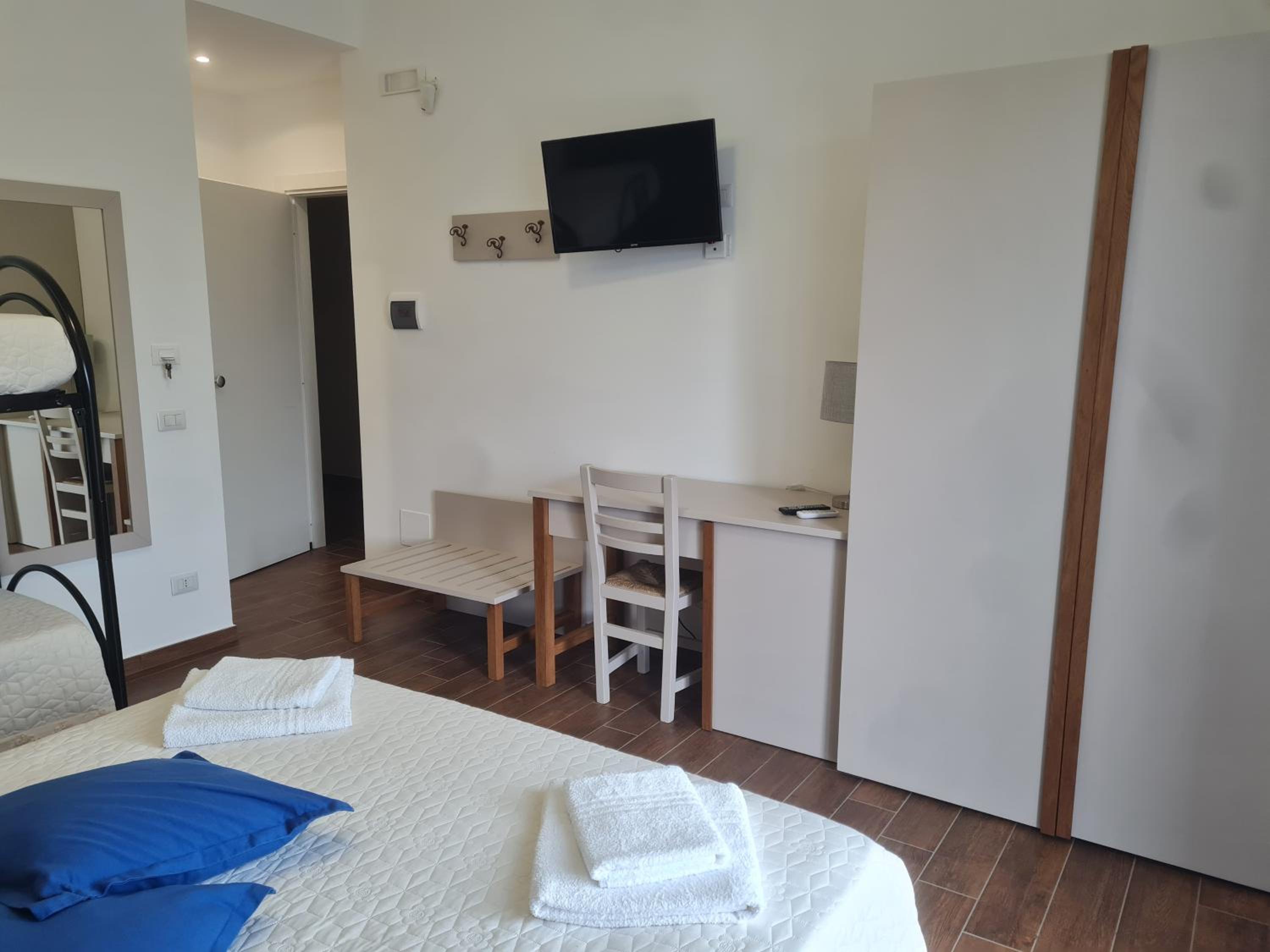 Quadruple Room with Private Bathroom photo 2