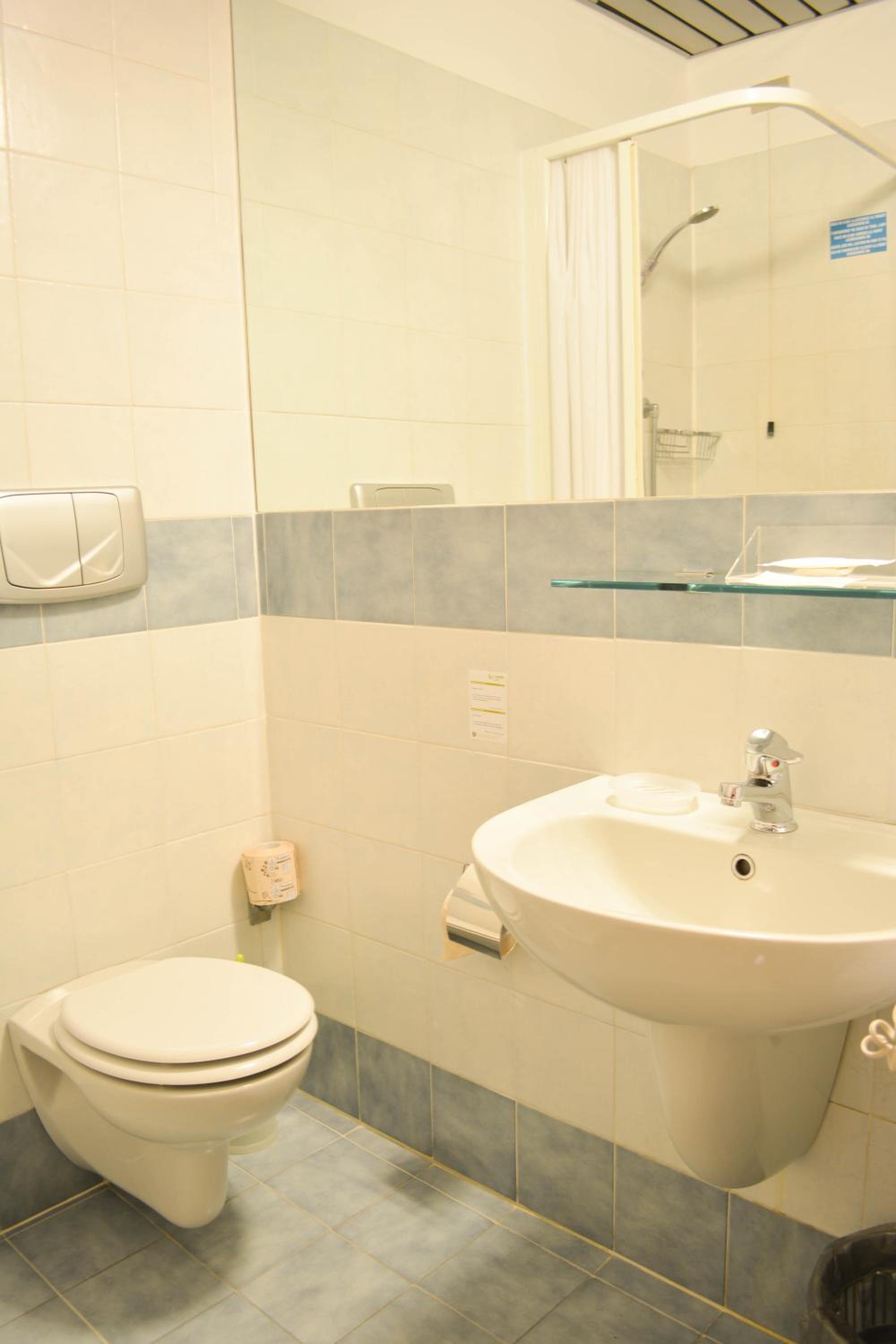 Single Room thumbnail 6