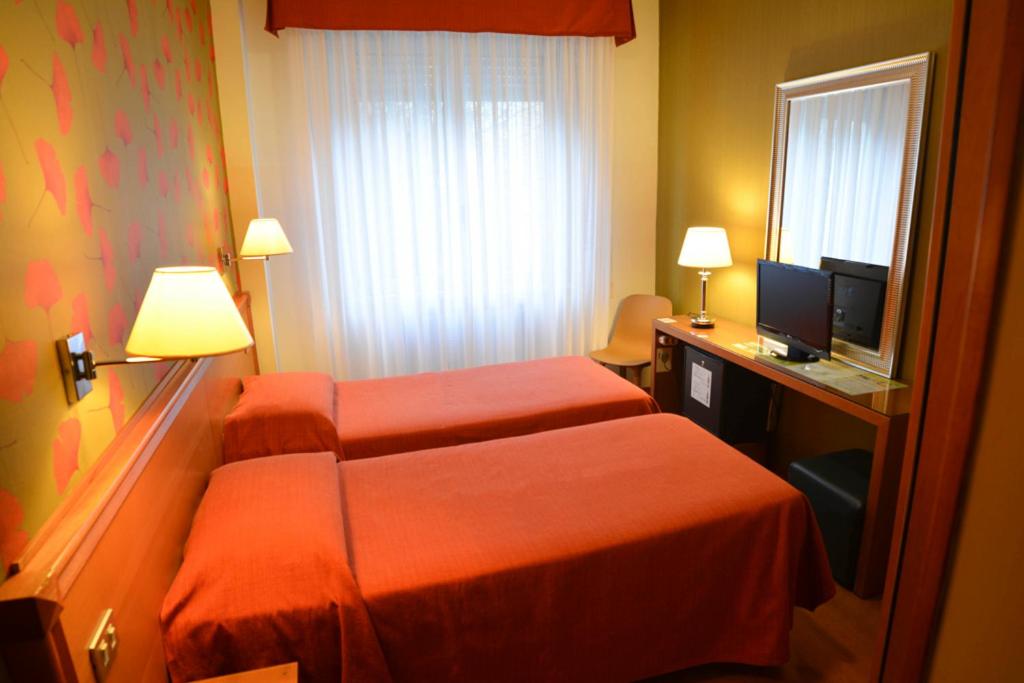 Twin Room thumbnail 6