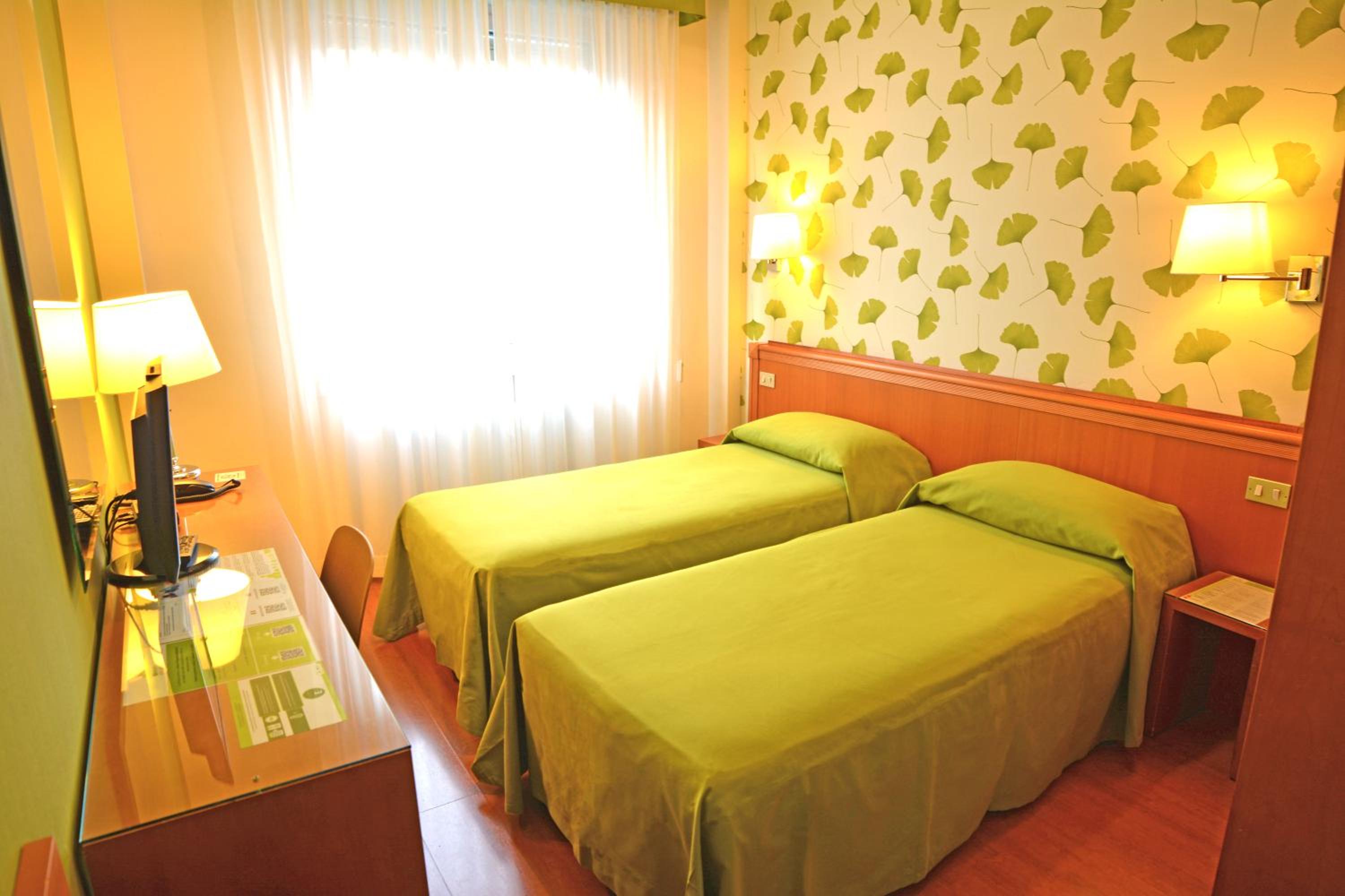 Twin Room thumbnail 6