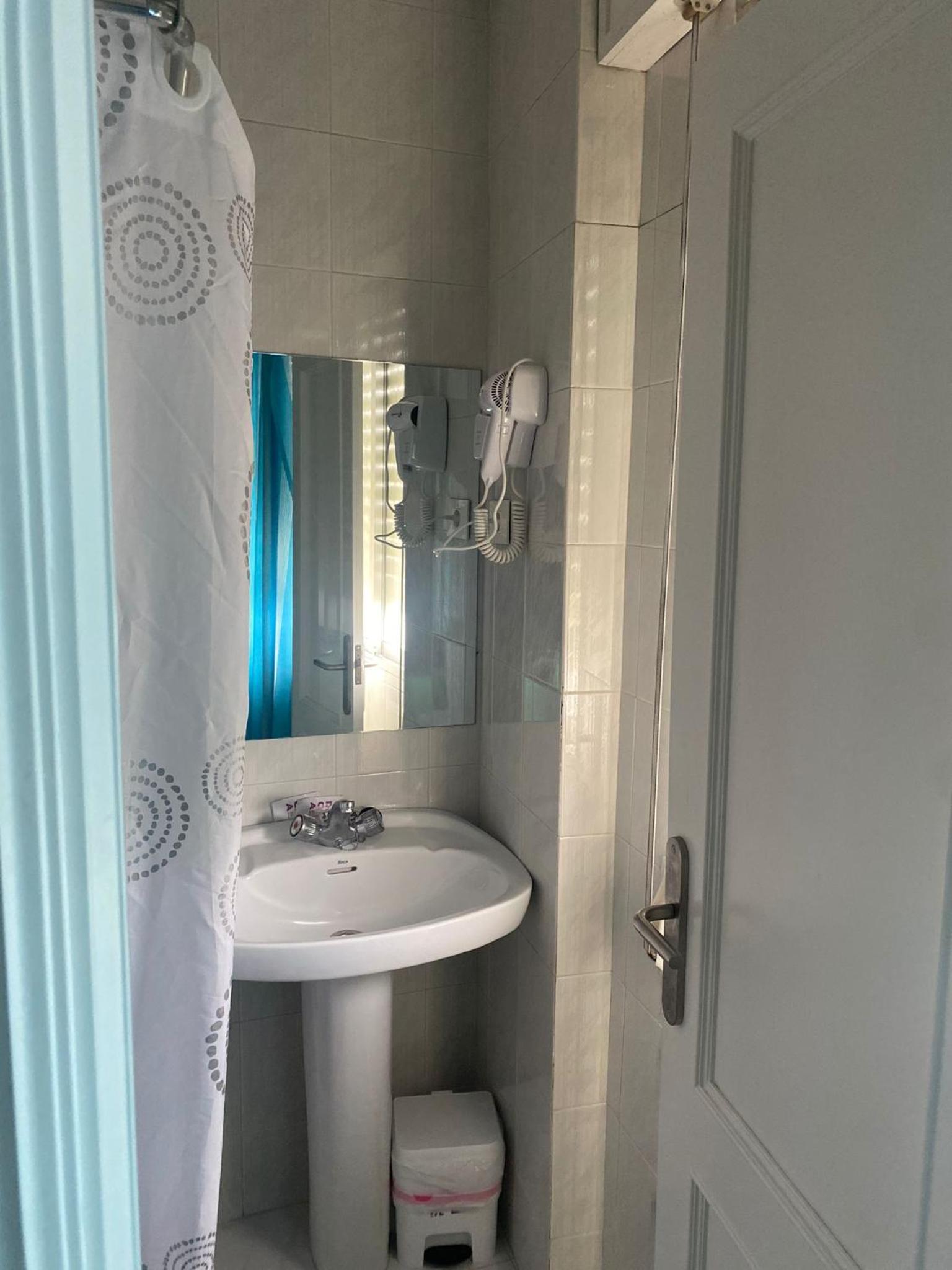Double or Twin Room - Photo 13