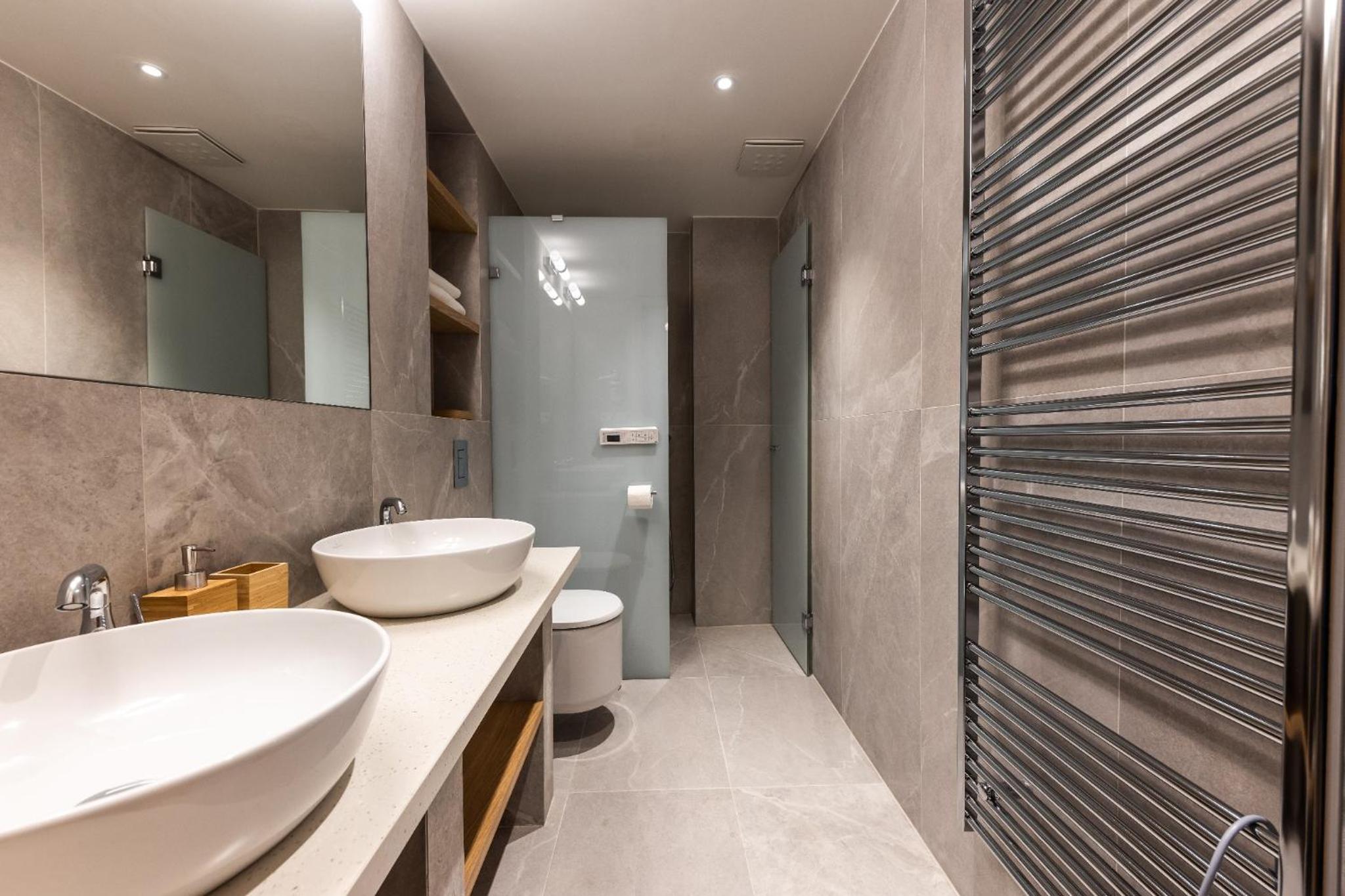 Double Room with Private Bathroom - Photo 2