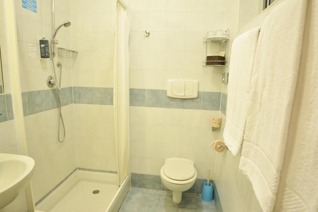 Triple Room thumbnail 6