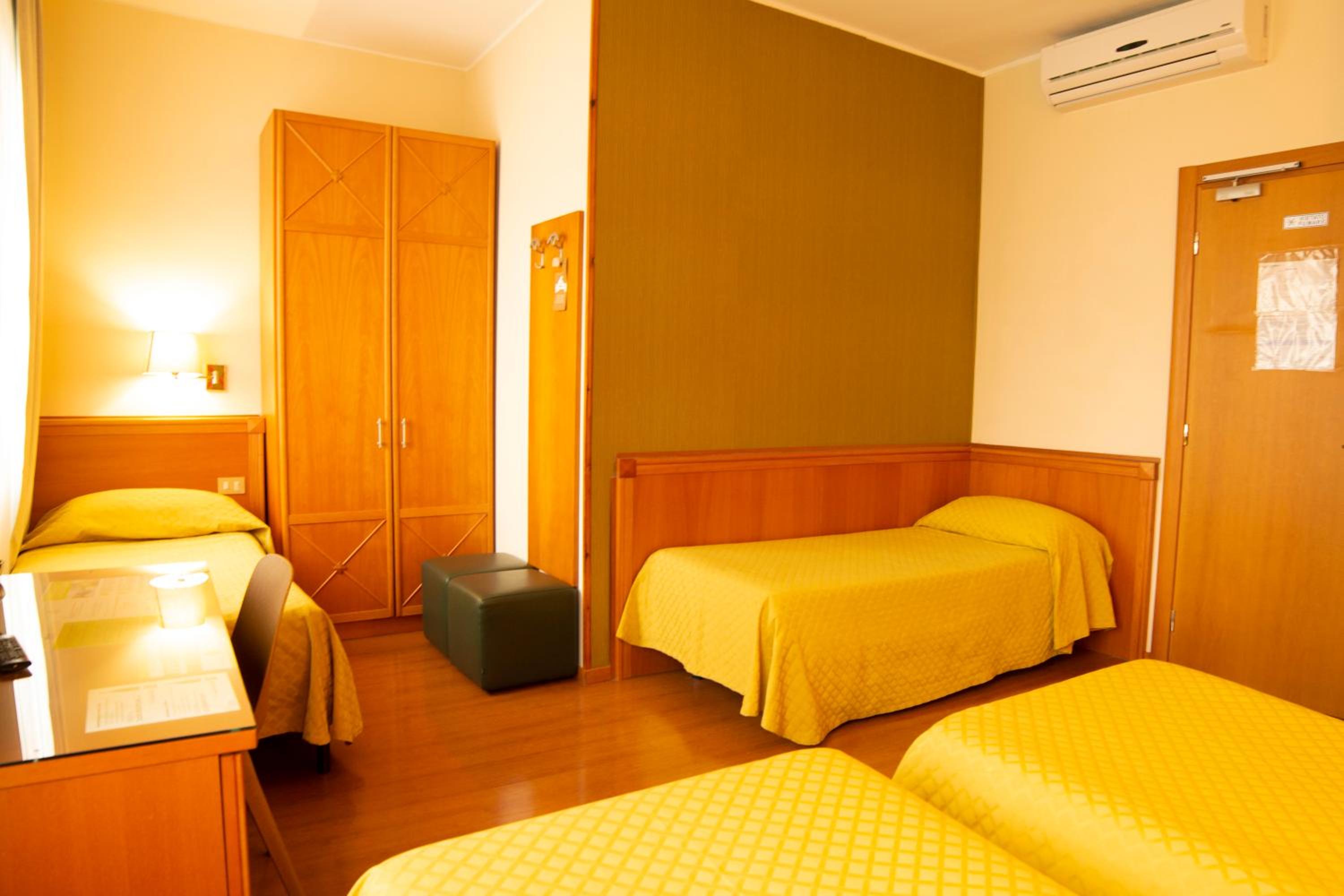 Quadruple Room thumbnail 5