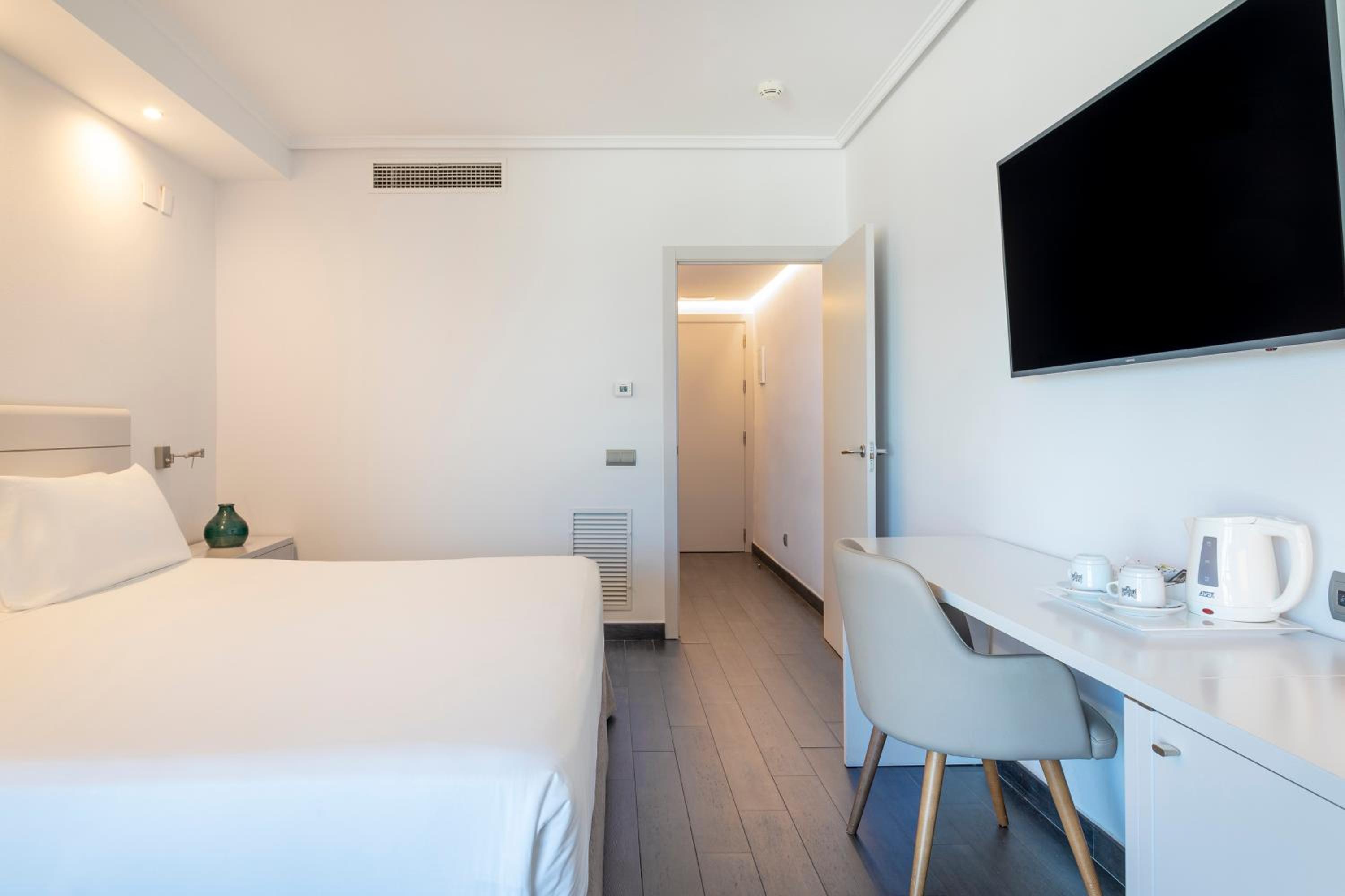 The Innside Room Port View - Photo 2