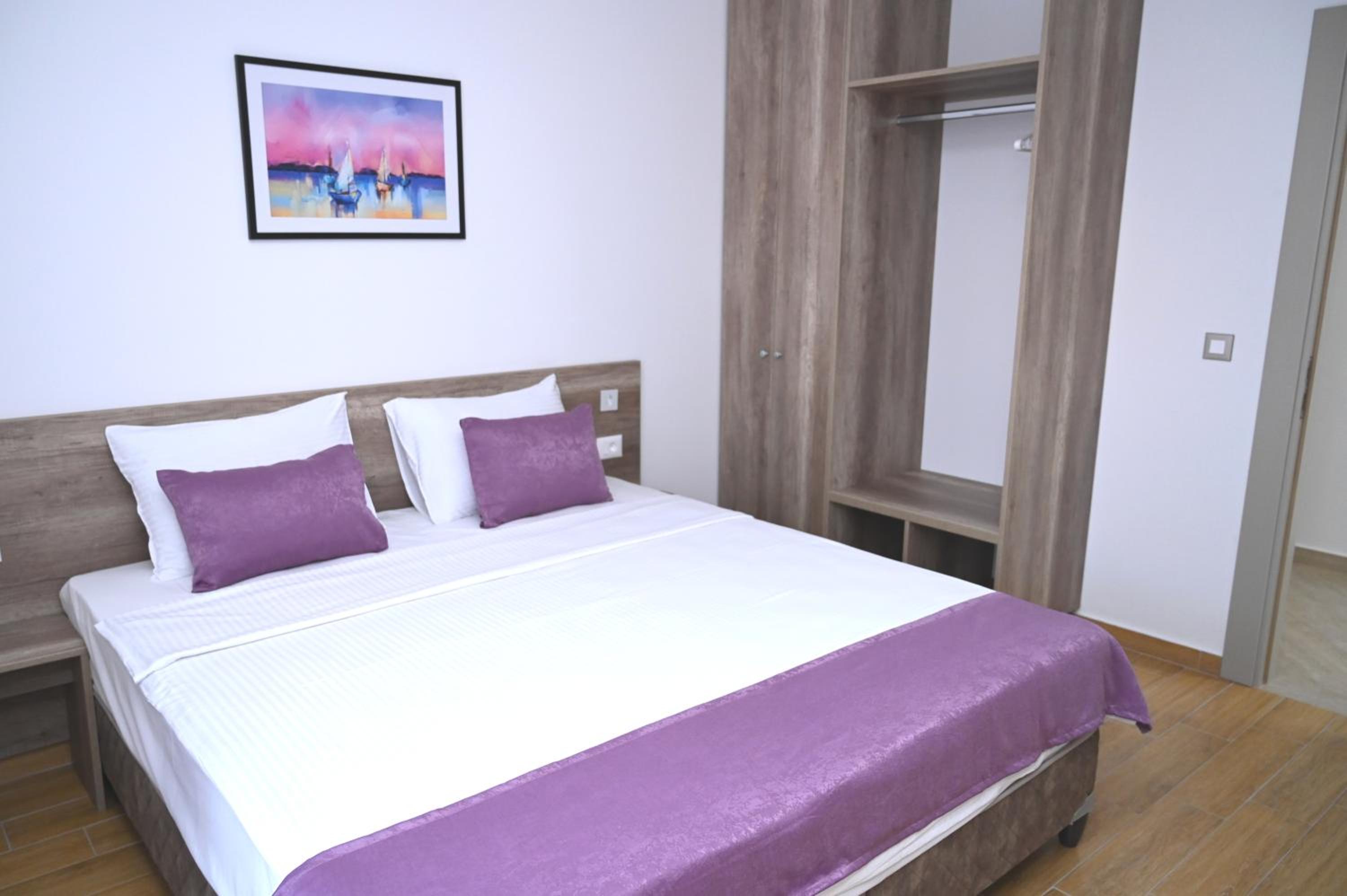 Double Room with Balcony - Photo 3
