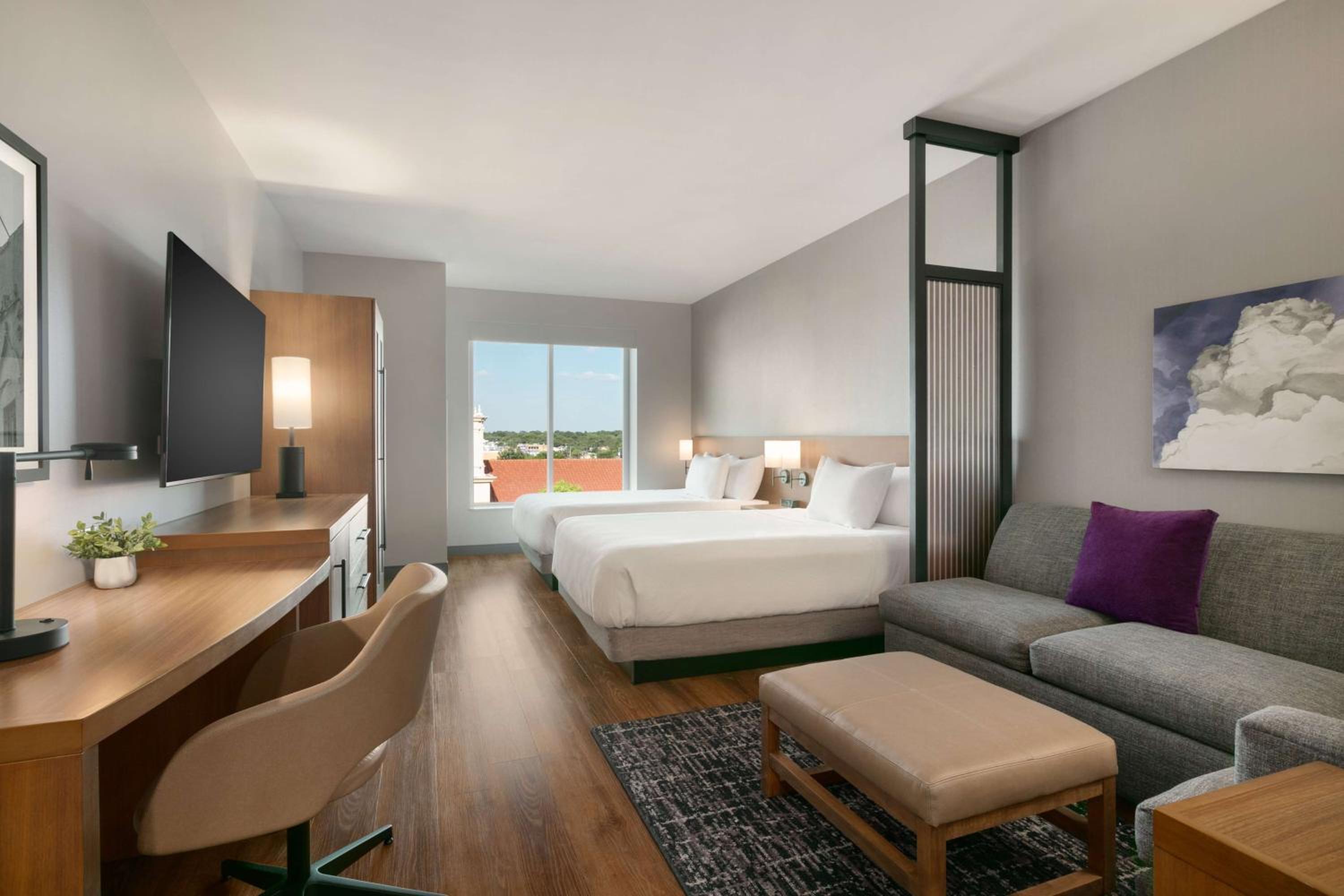 Queen Room with Two Queen Beds and Sofa Bed - High Floor - Photo 3