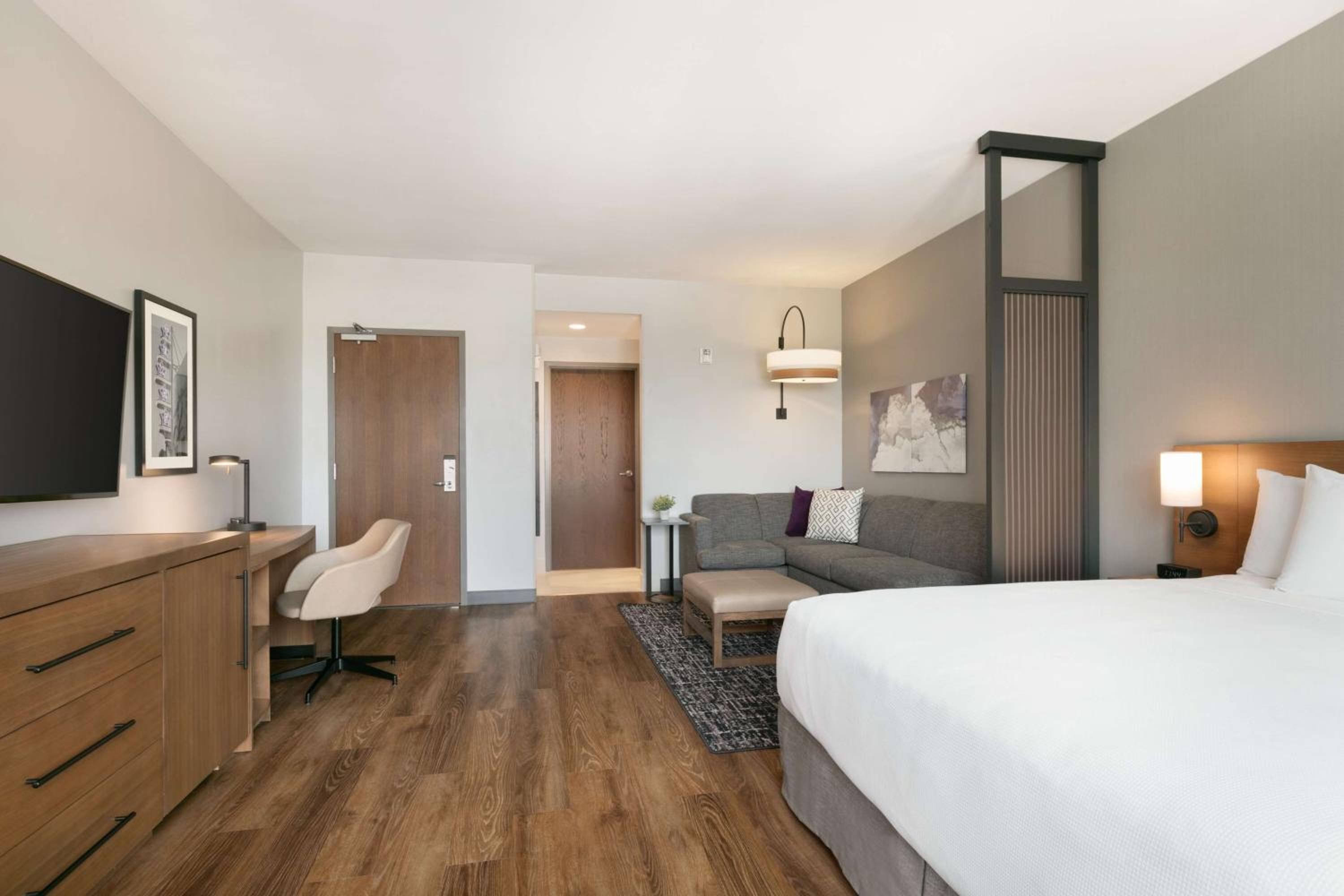 King Room with Sofa Bed - Photo 5