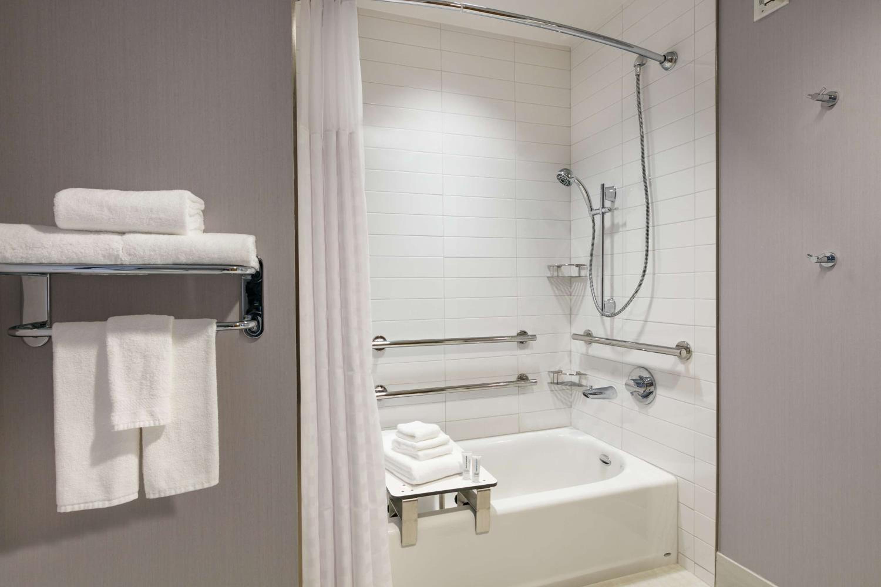 Queen Room with Two Queen Beds with Sofa Bed and Tub - Disability Access - Photo 4