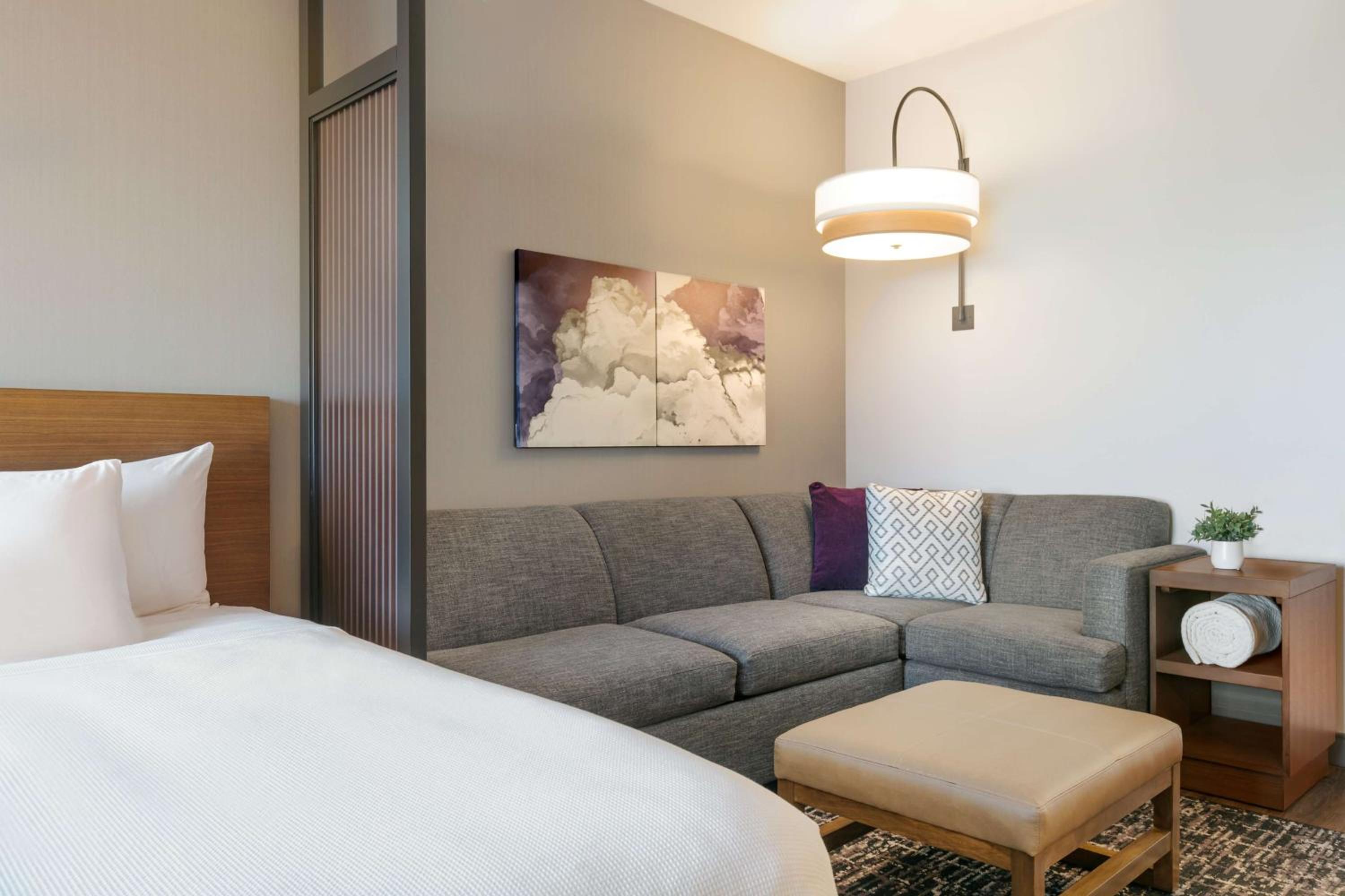 King Room with Sofa Bed - Photo 4