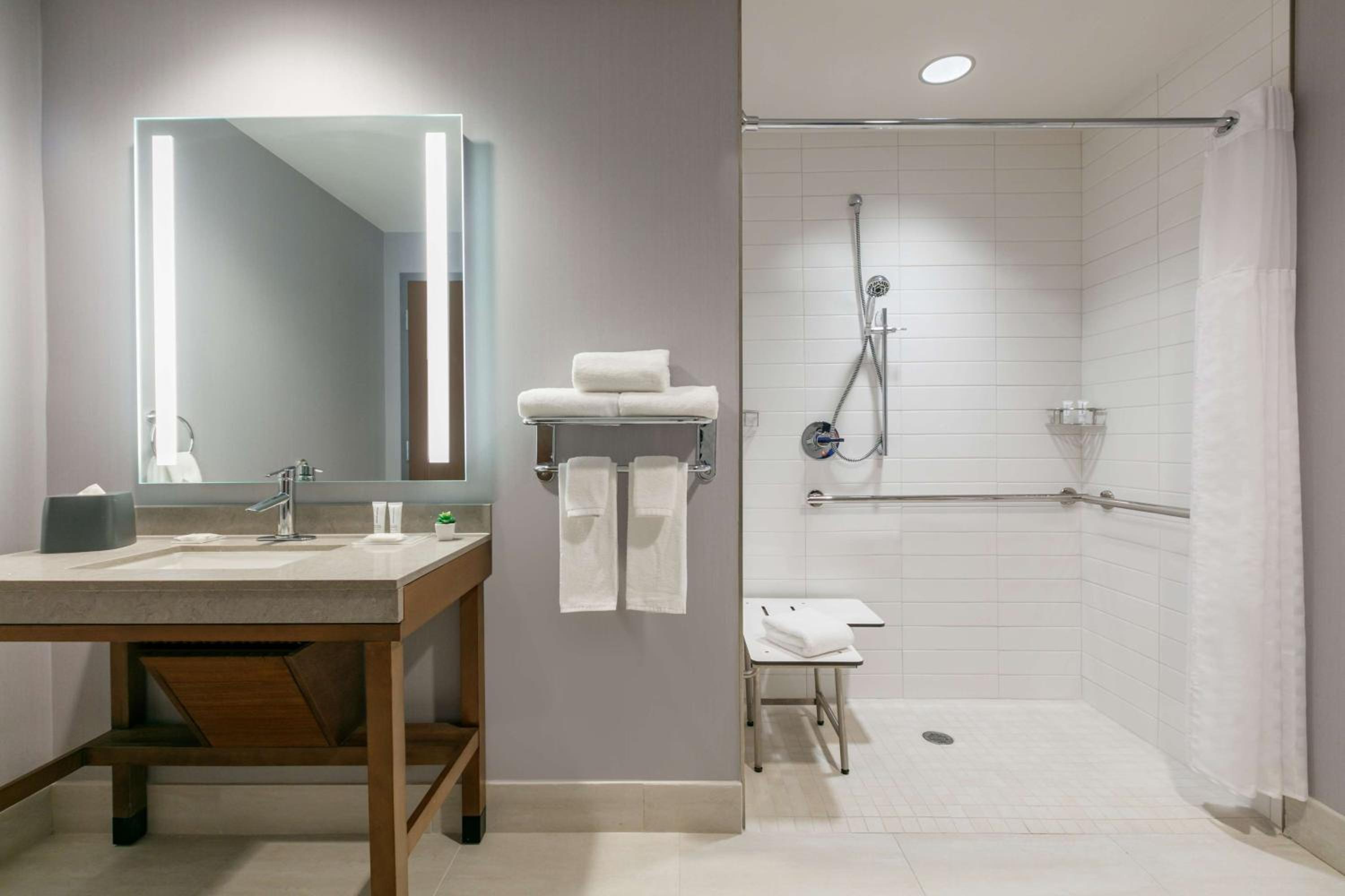 King Suite with Sofa Bed and Roll-In Shower - Disability Access - Photo 6
