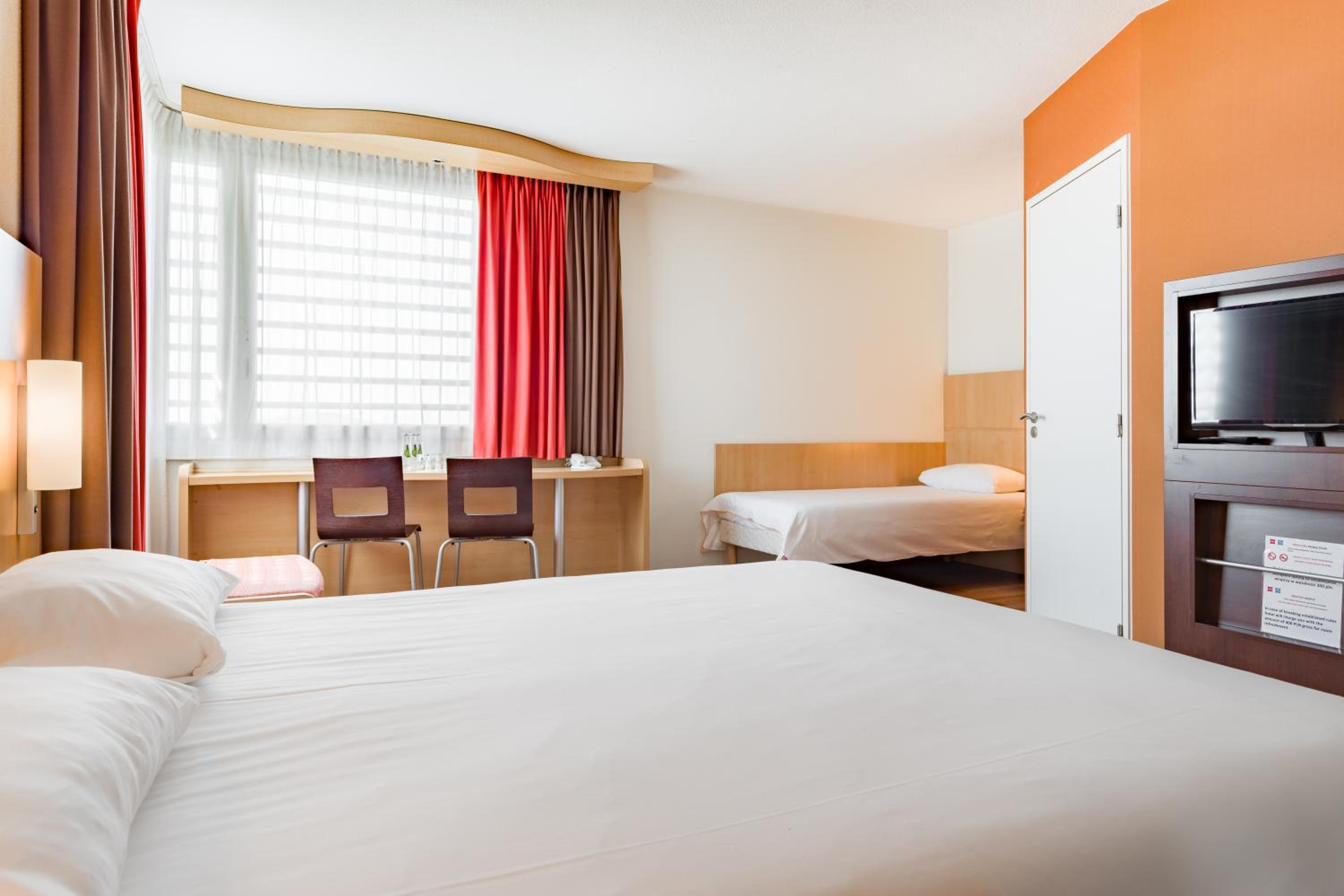 Standard Family Room with One Double Bed and One Single Bed, photo 6