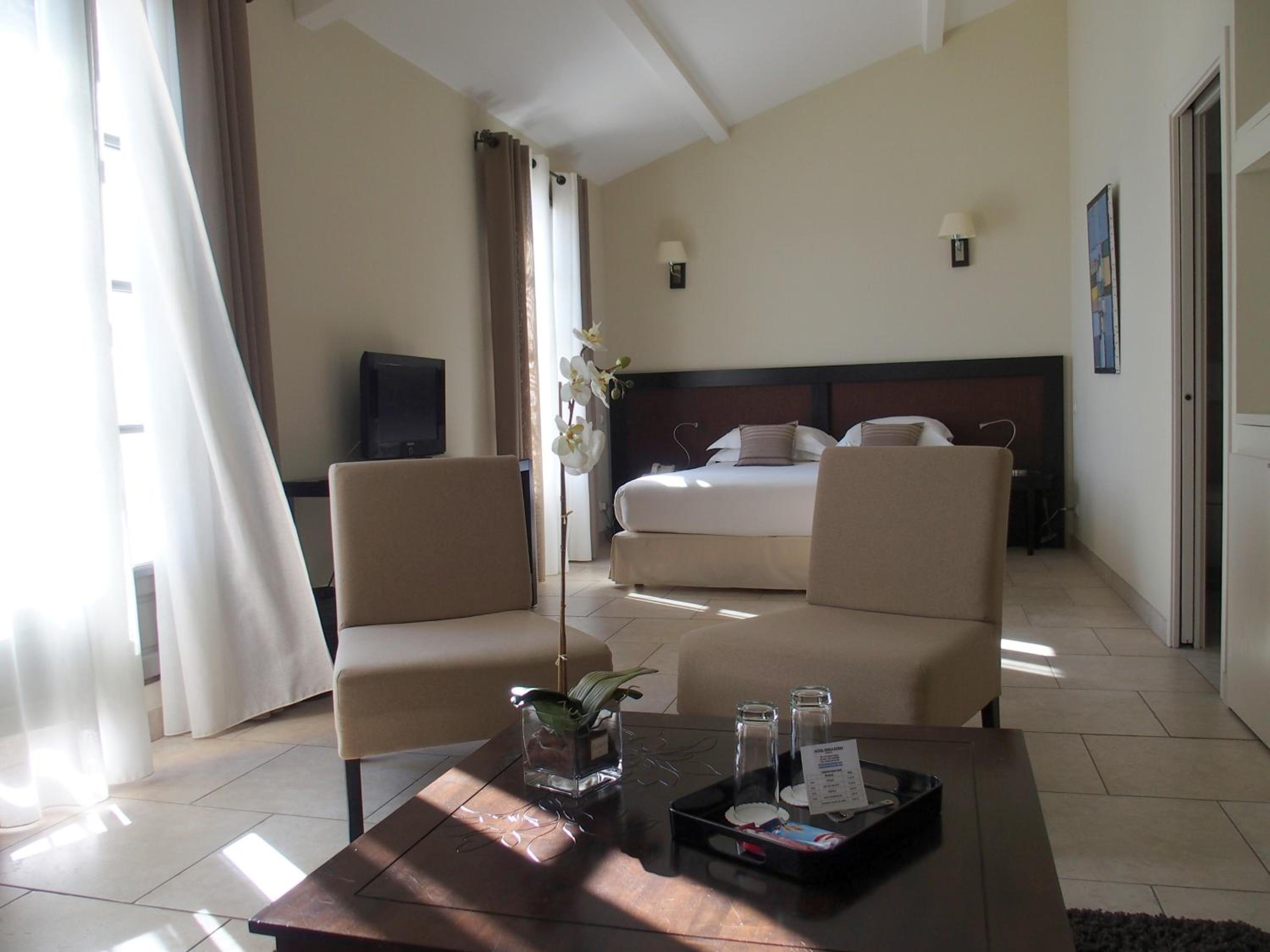Deluxe Suite with Sea View - Photo 7