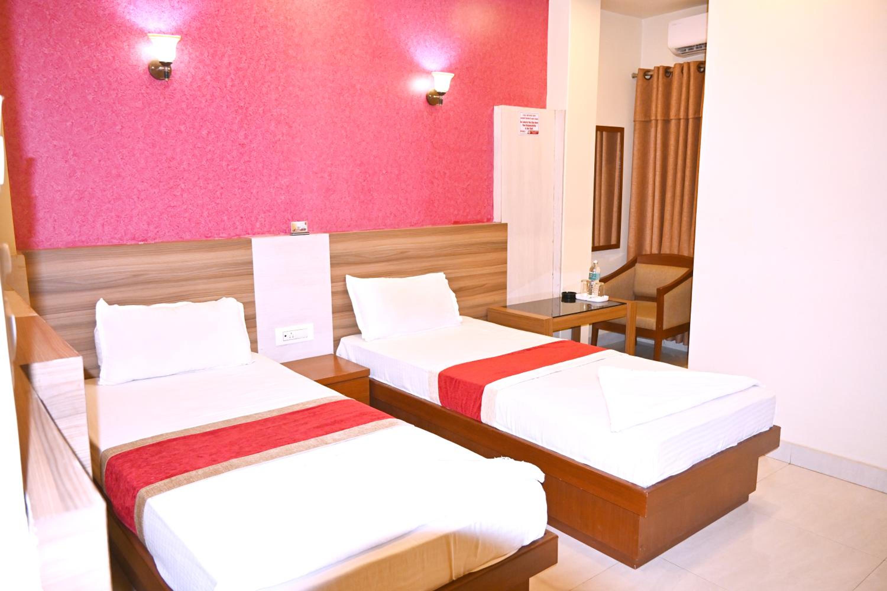 Deluxe Double Room (1 adult + 2 children)