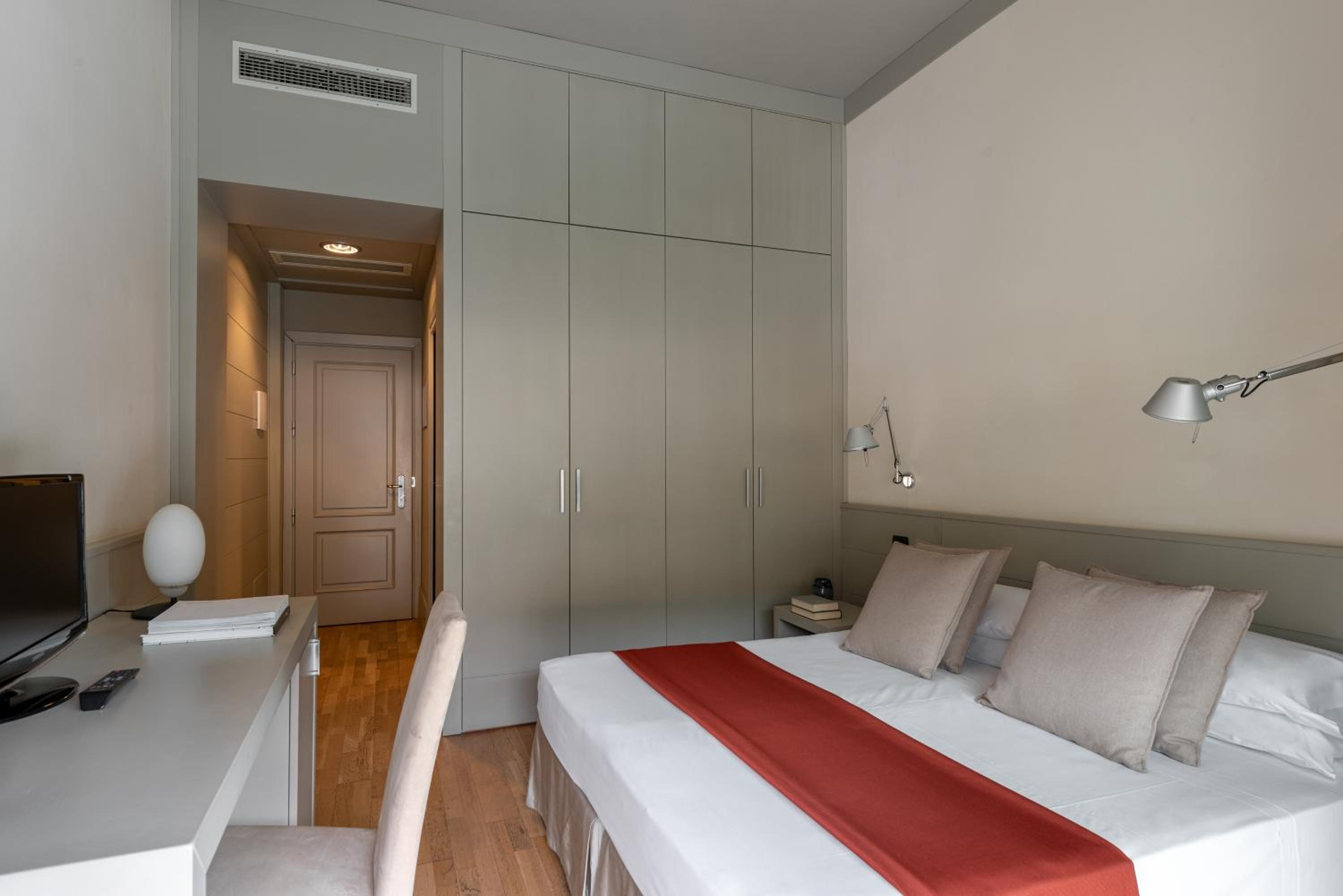 Double or Twin Room with Balcony and Lake View photo 1