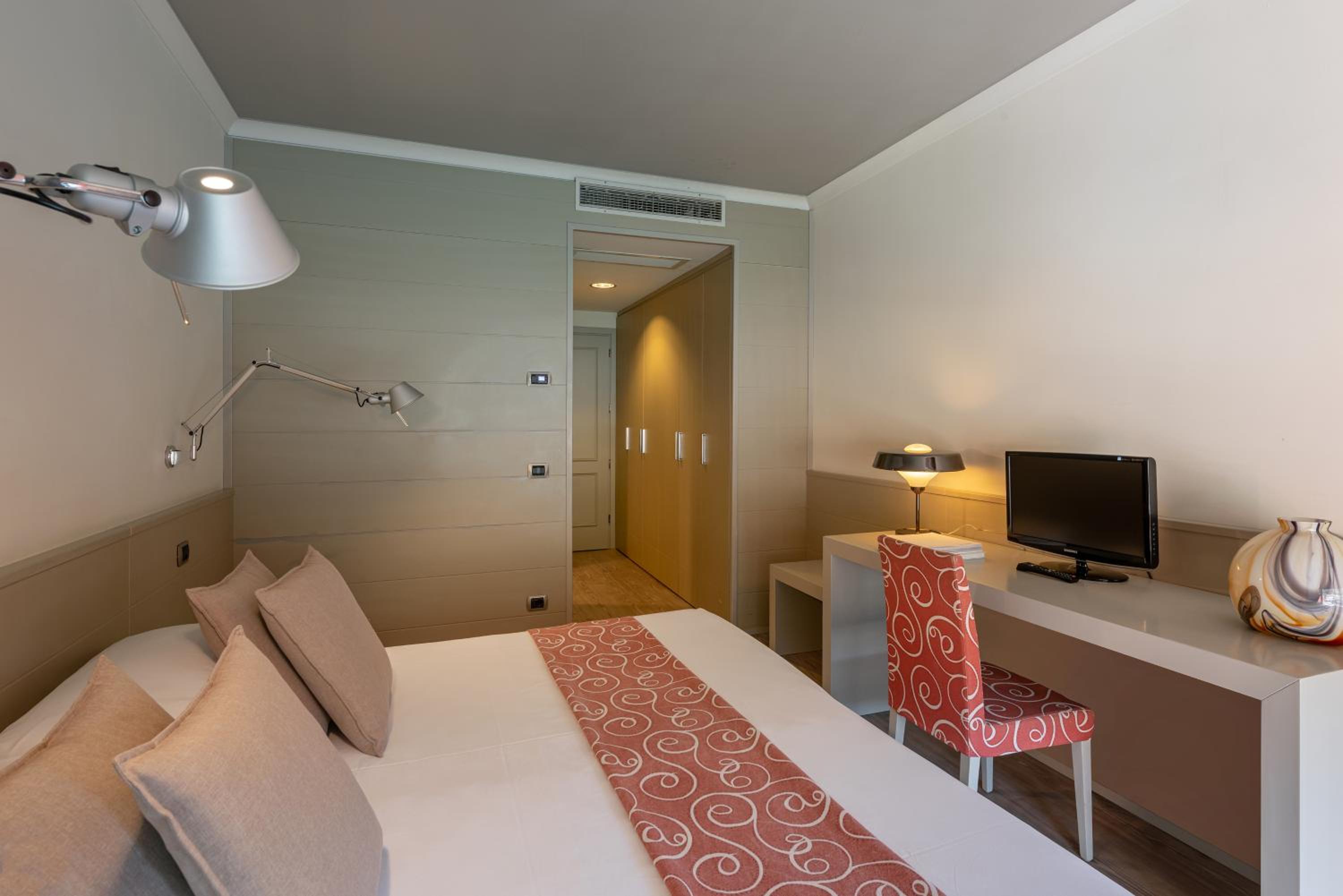Double or Twin Room with Balcony and Lake View photo 2