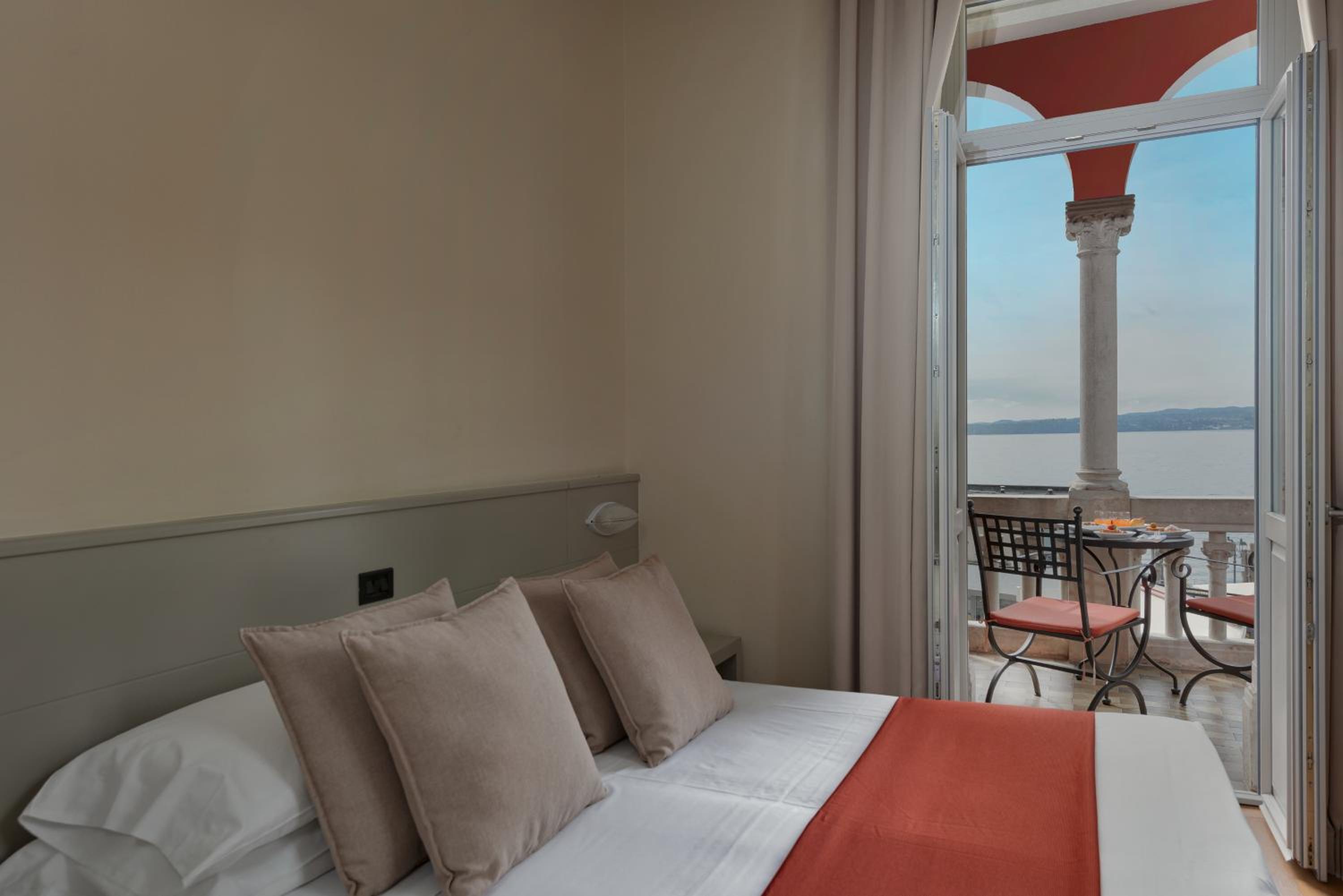Superior Double or Twin Room with Lake View photo 2