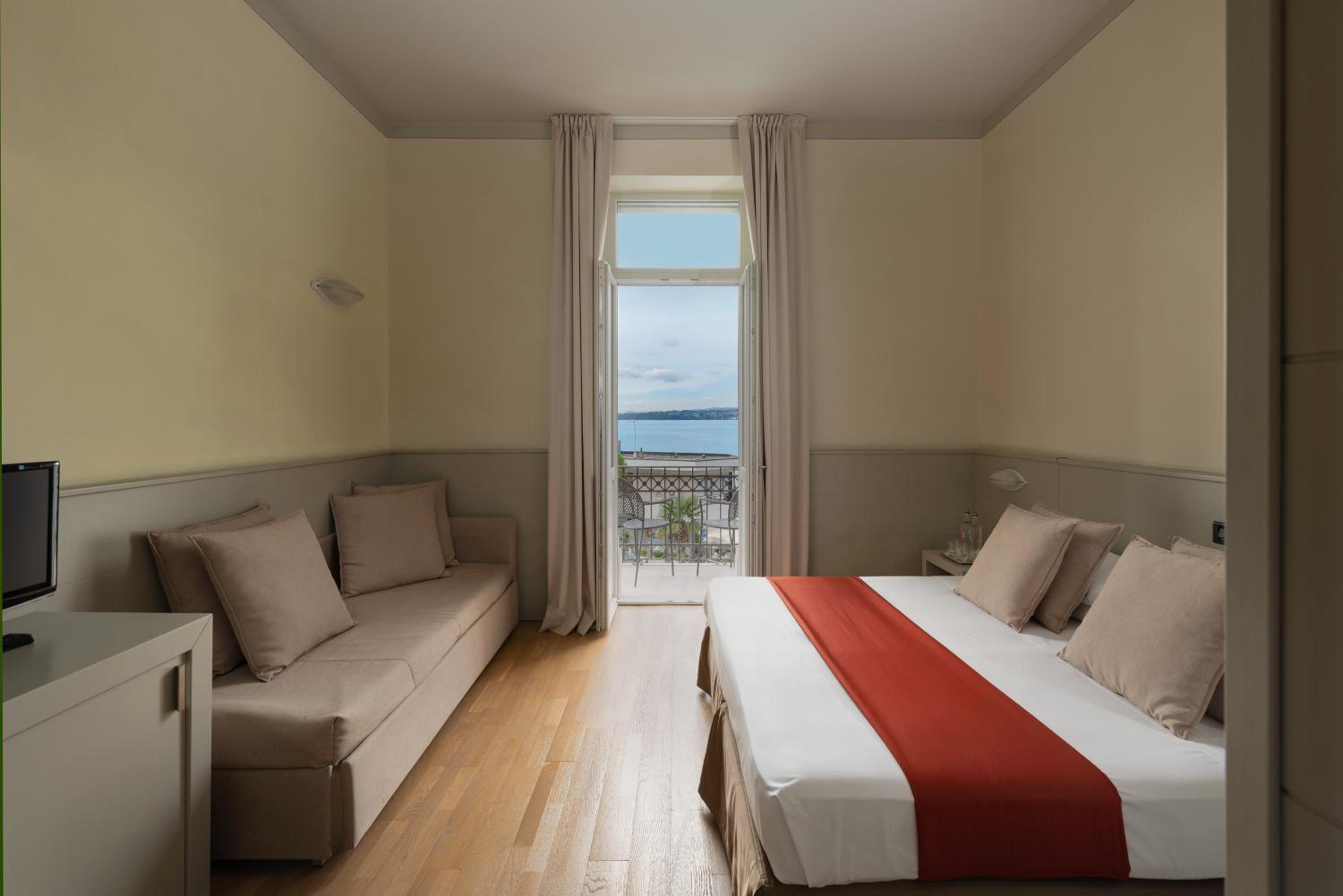 Triple Room with Balcony and Lake View photo 1