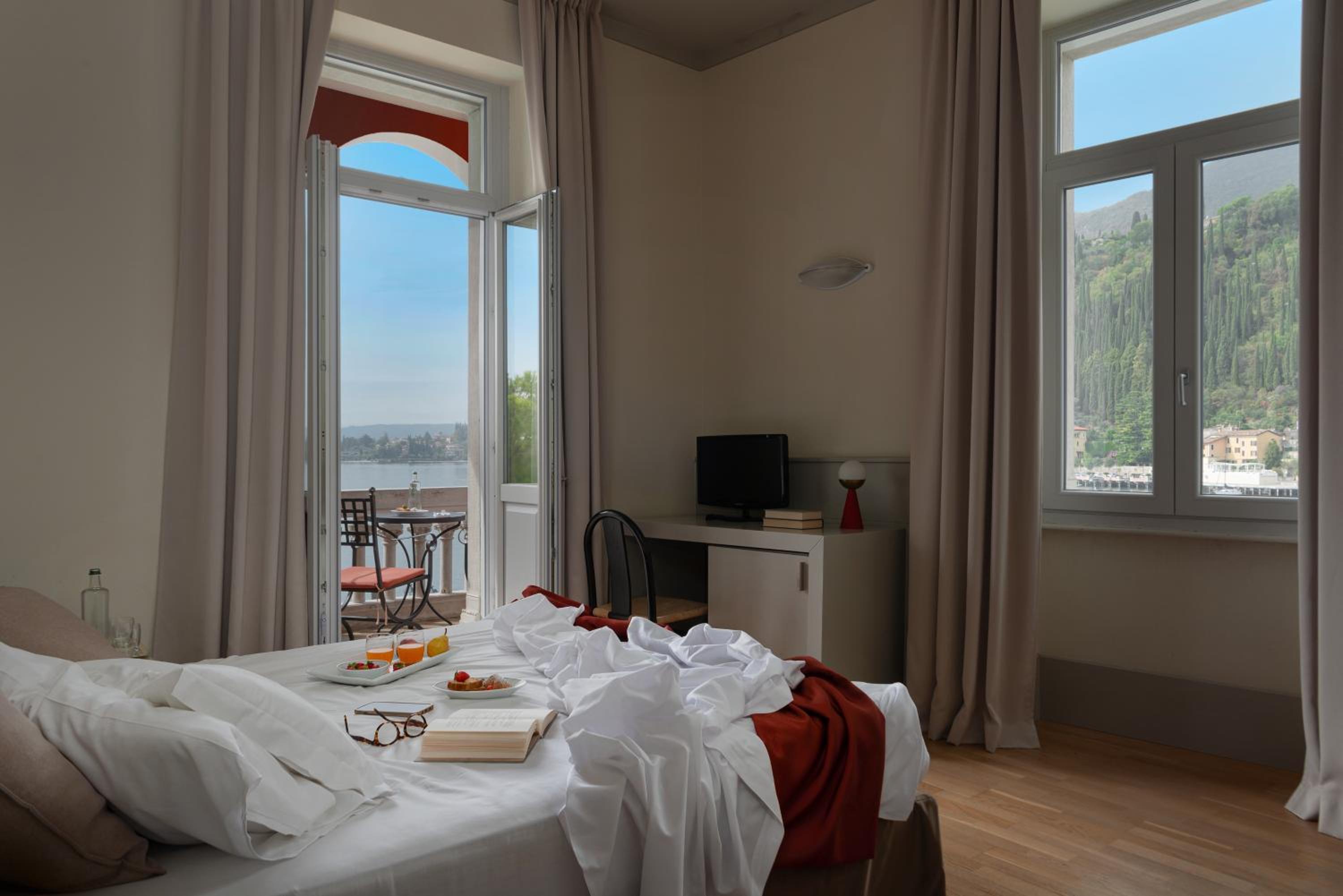 Superior Double or Twin Room with Lake View photo 3