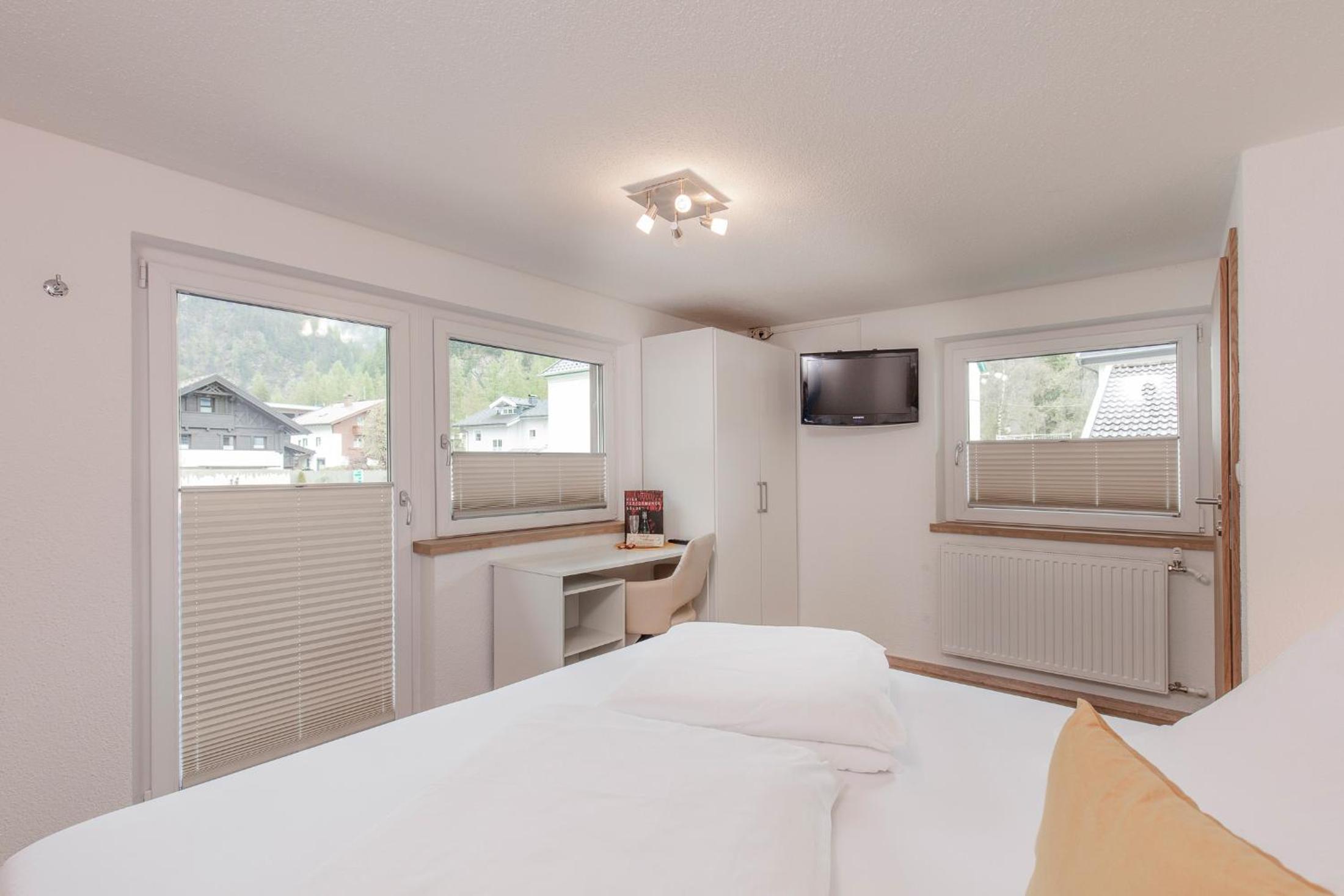 Standard Double Room - Photo 9