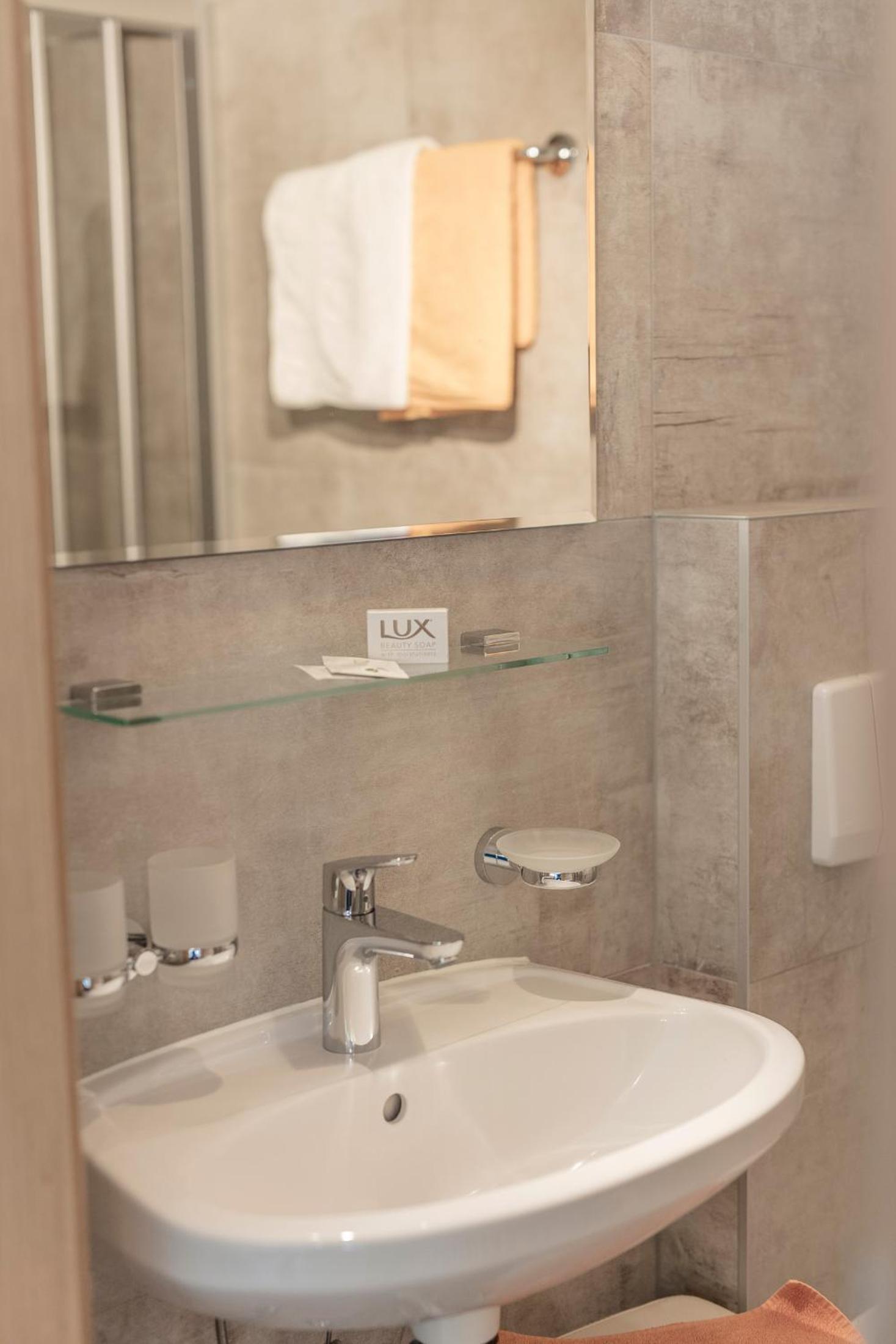 Standard Double Room - Photo 11