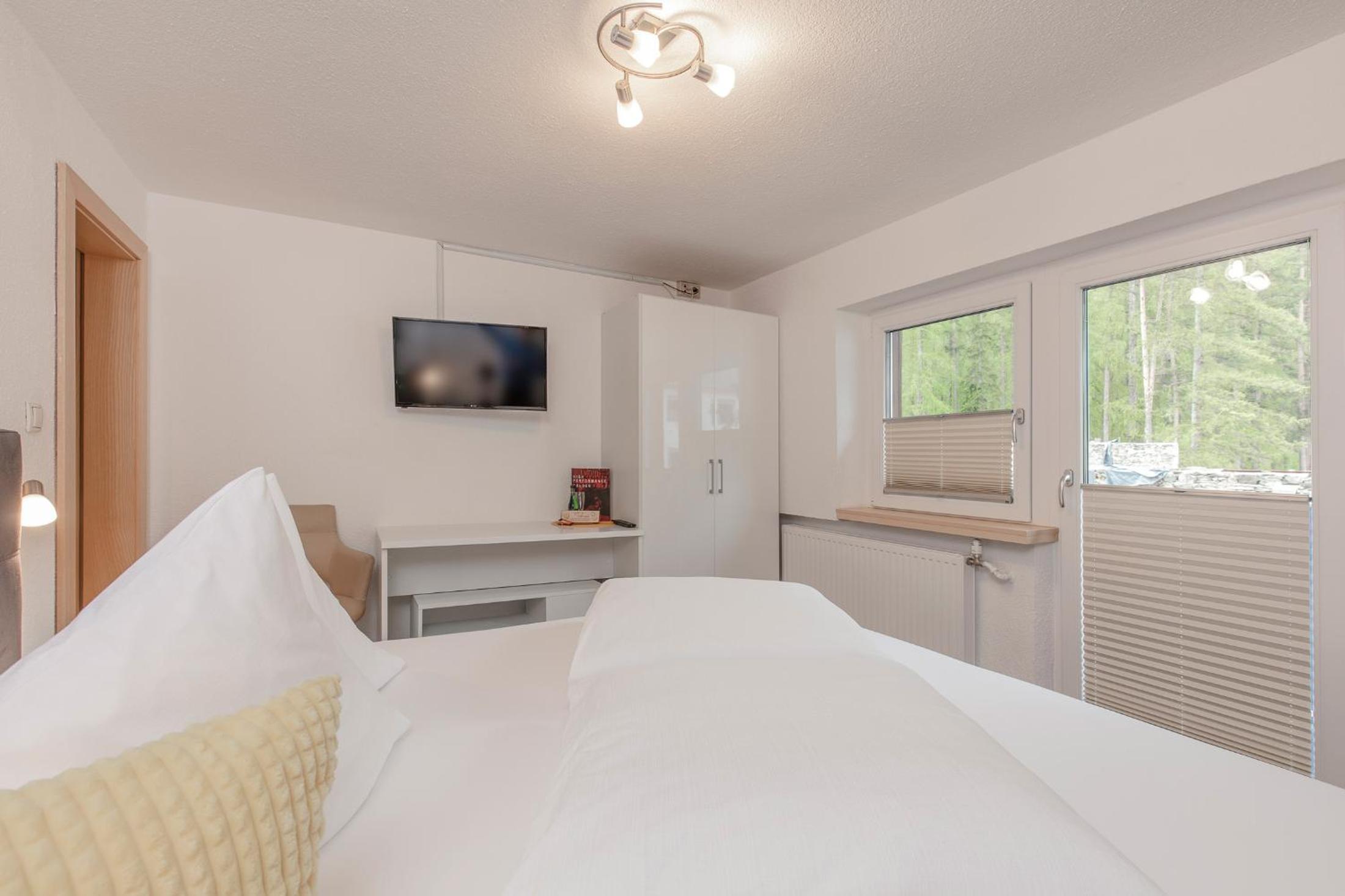 Standard Double Room - Photo 18