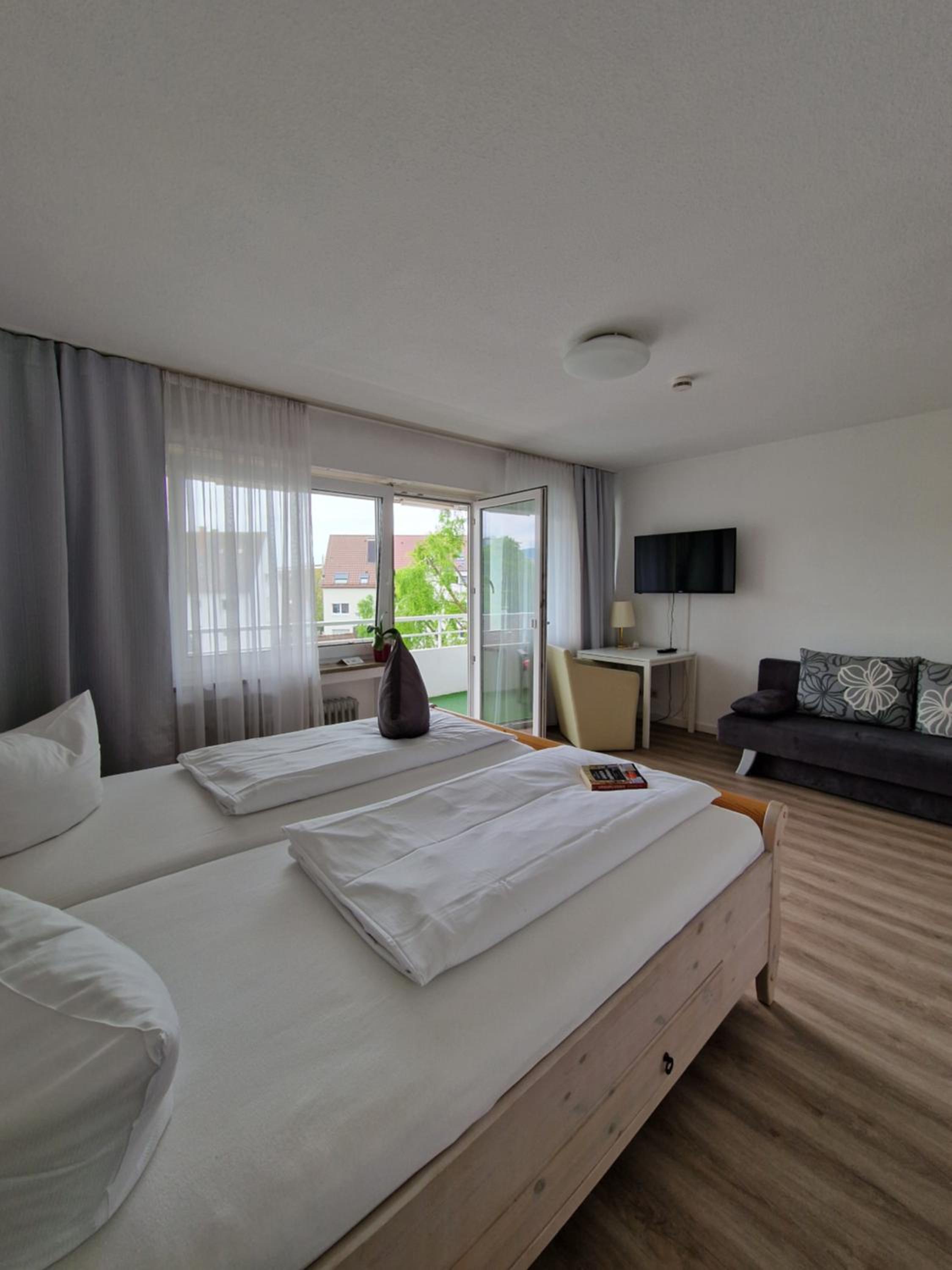 Double Room with Extra Bed and Balcony - Photo 6