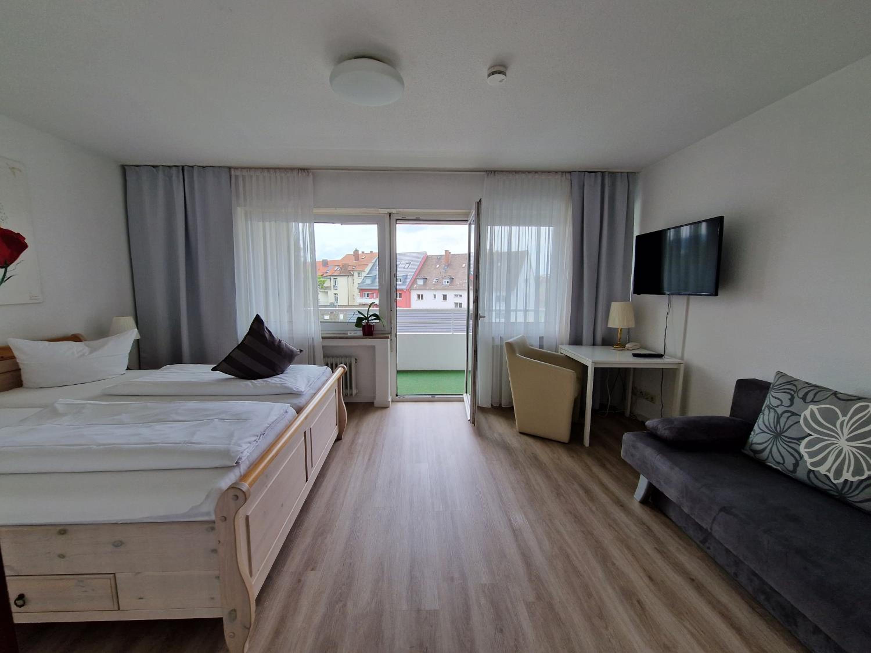 Double Room with Extra Bed and Balcony - Photo 9
