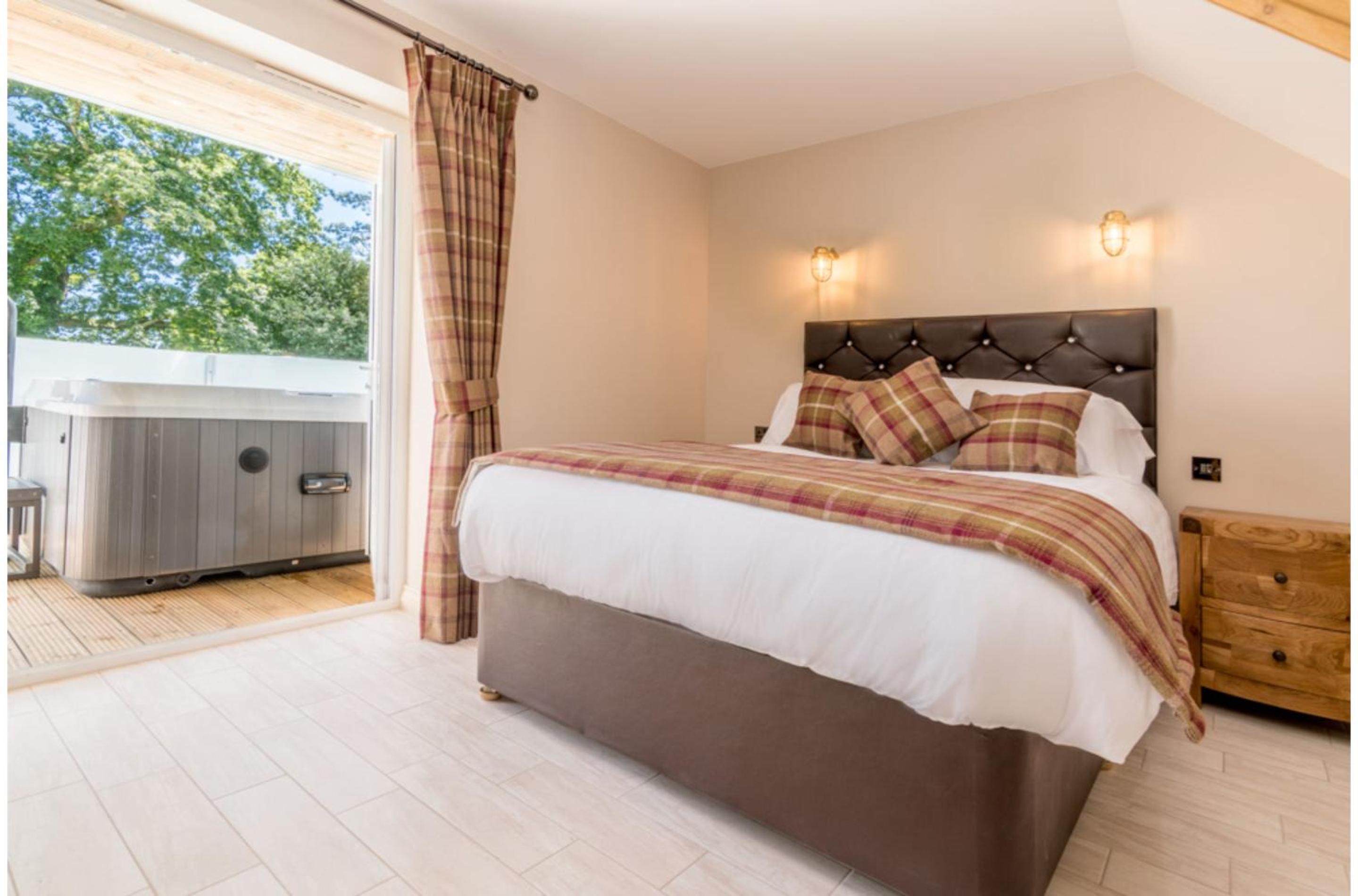 Deluxe Double Suite with Hot tub