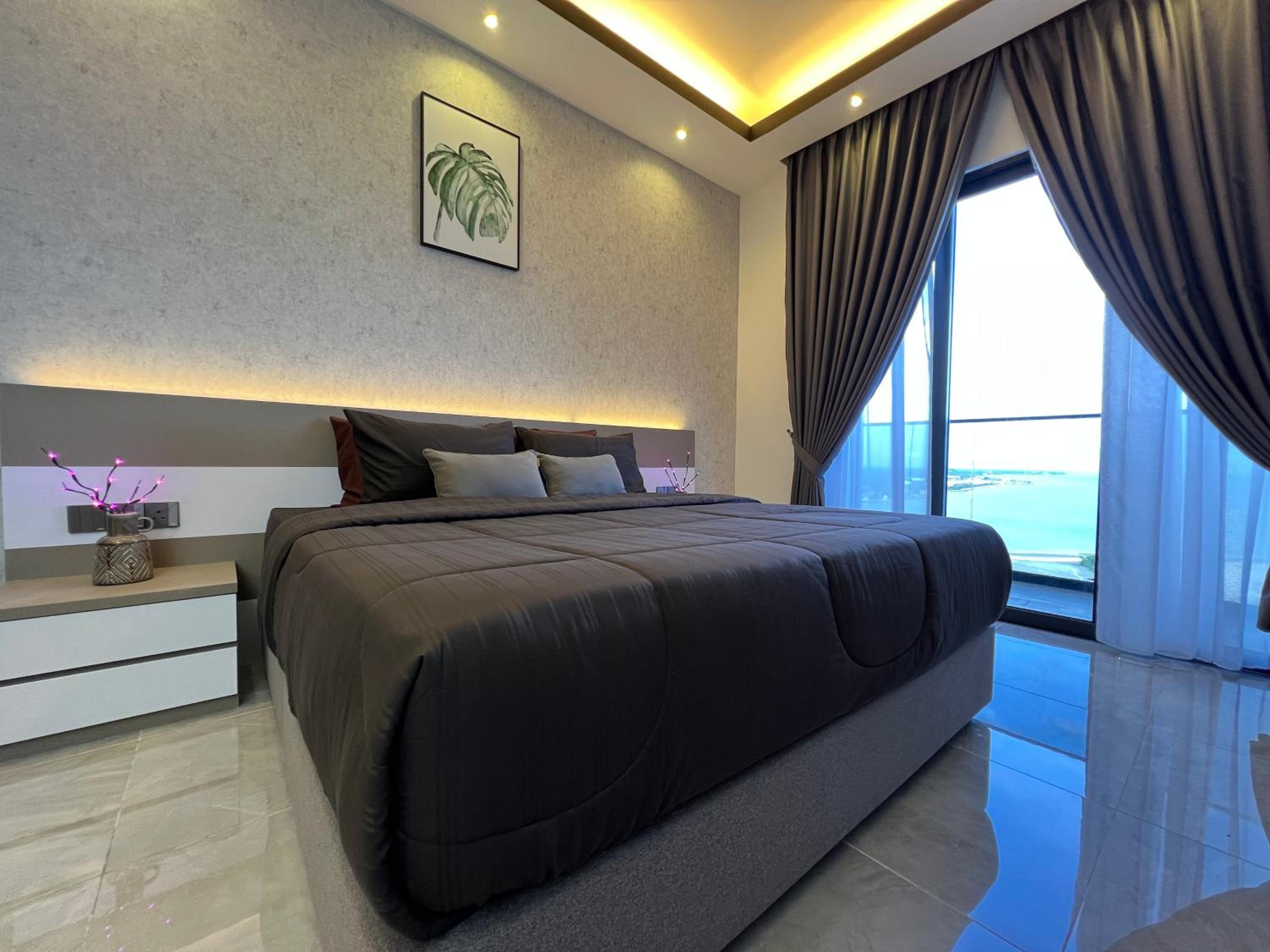 Deluxe King Studio with Balcony(Private Bathtub & Sea View)