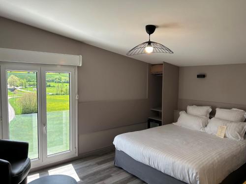 Family Room with Lake View photo 1