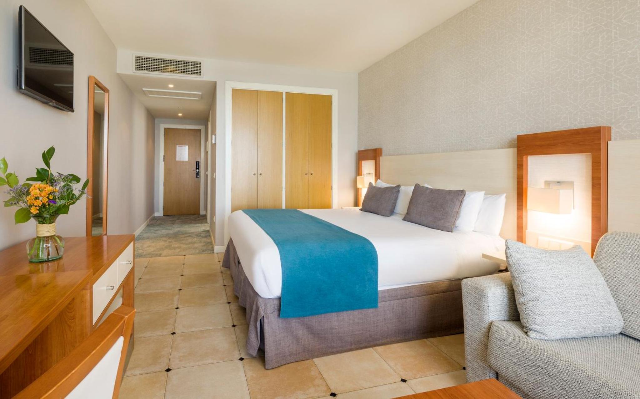 Double or Twin Room with Sea View - Photo 4