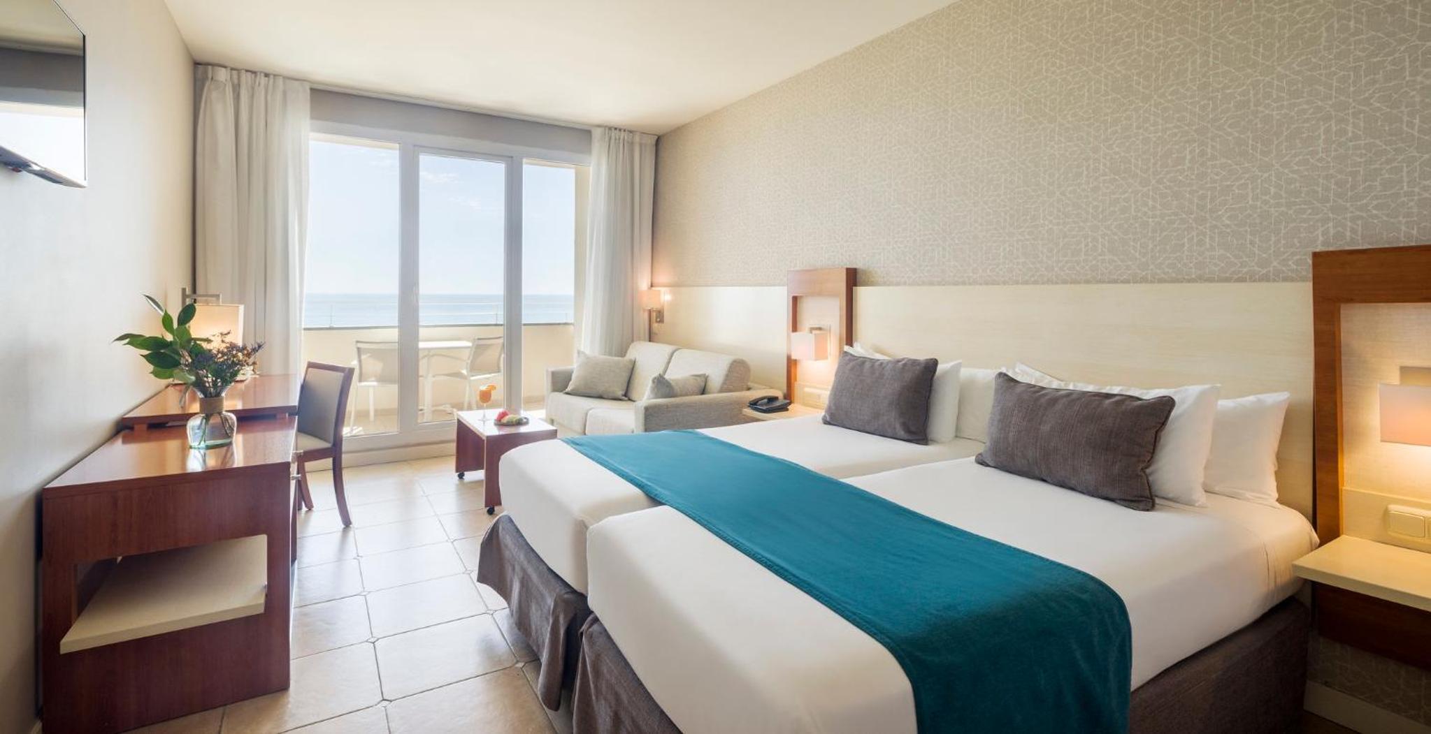 Double or Twin Room with Sea View - Photo 3