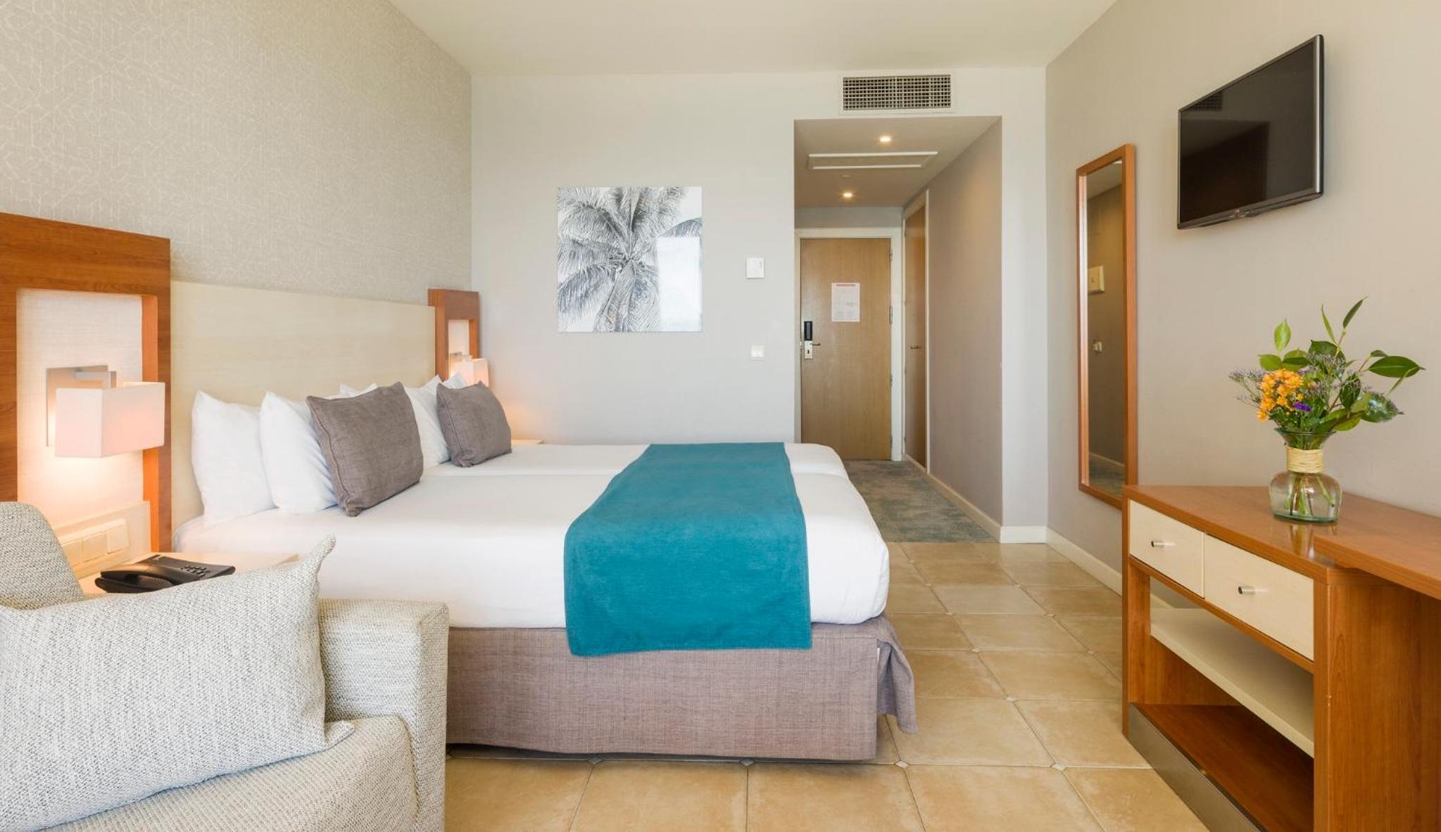 Double or Twin Room with Sea View - Photo 5