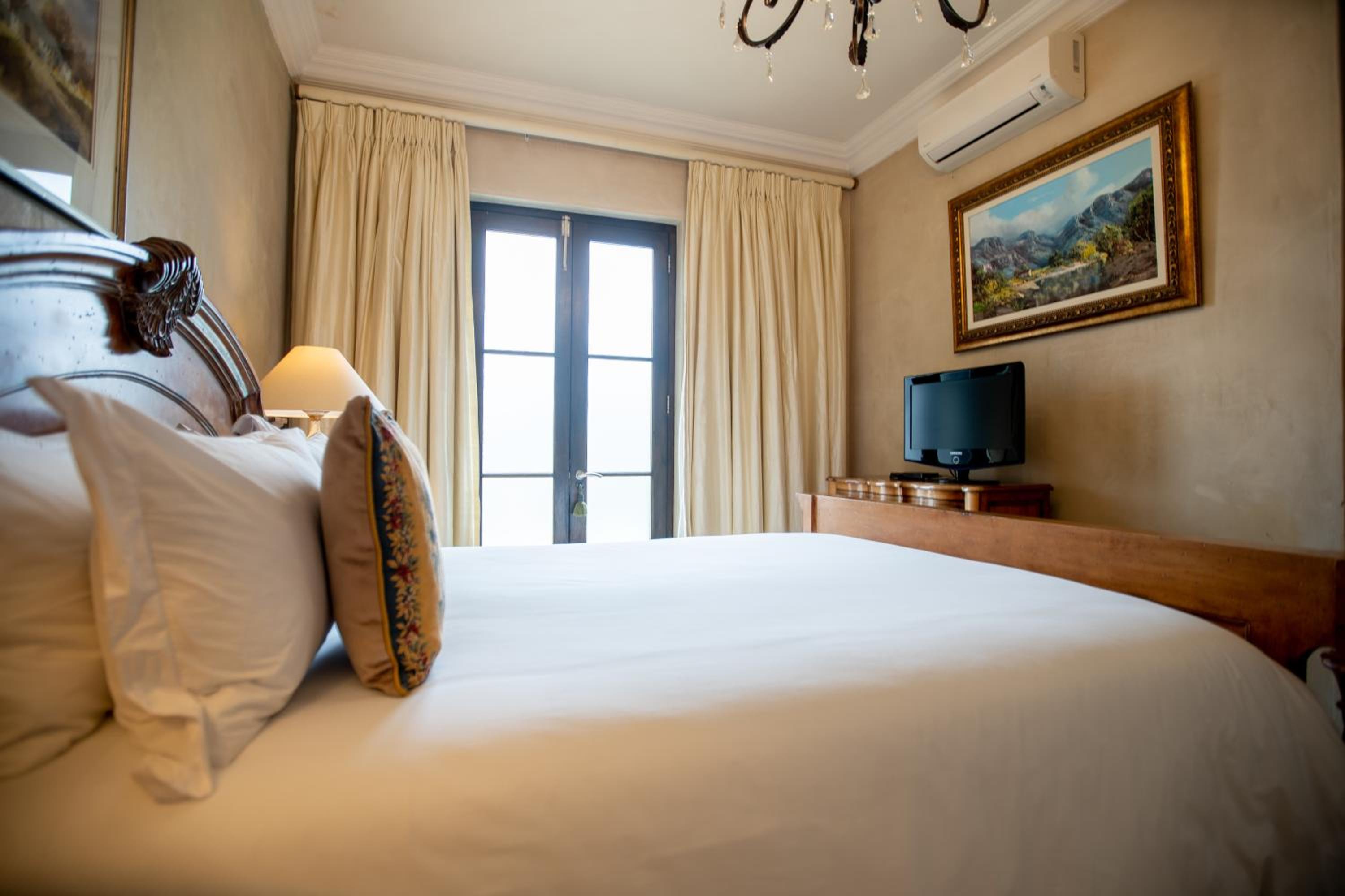 Junior Queen Room