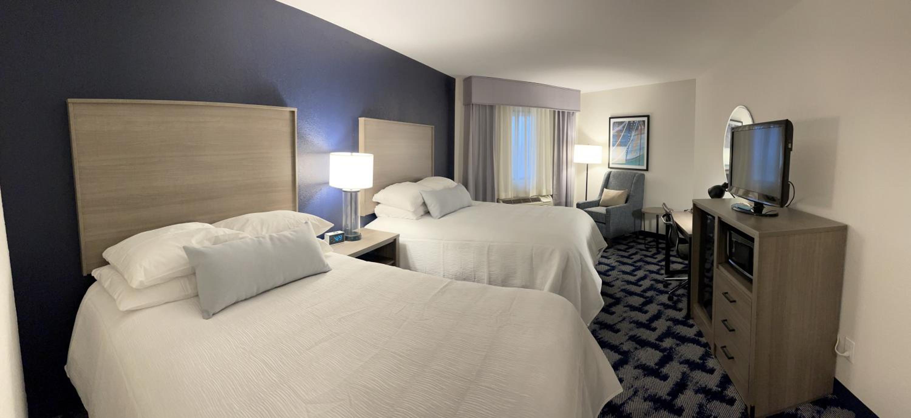 Queen Room with Lake View - Photo 2