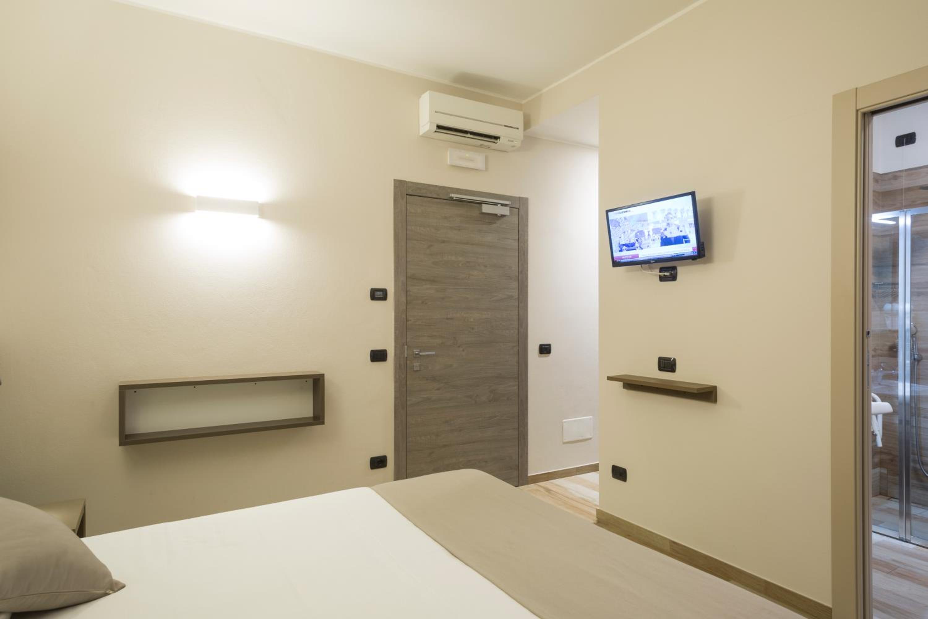 Double or Twin Room - Photo 4