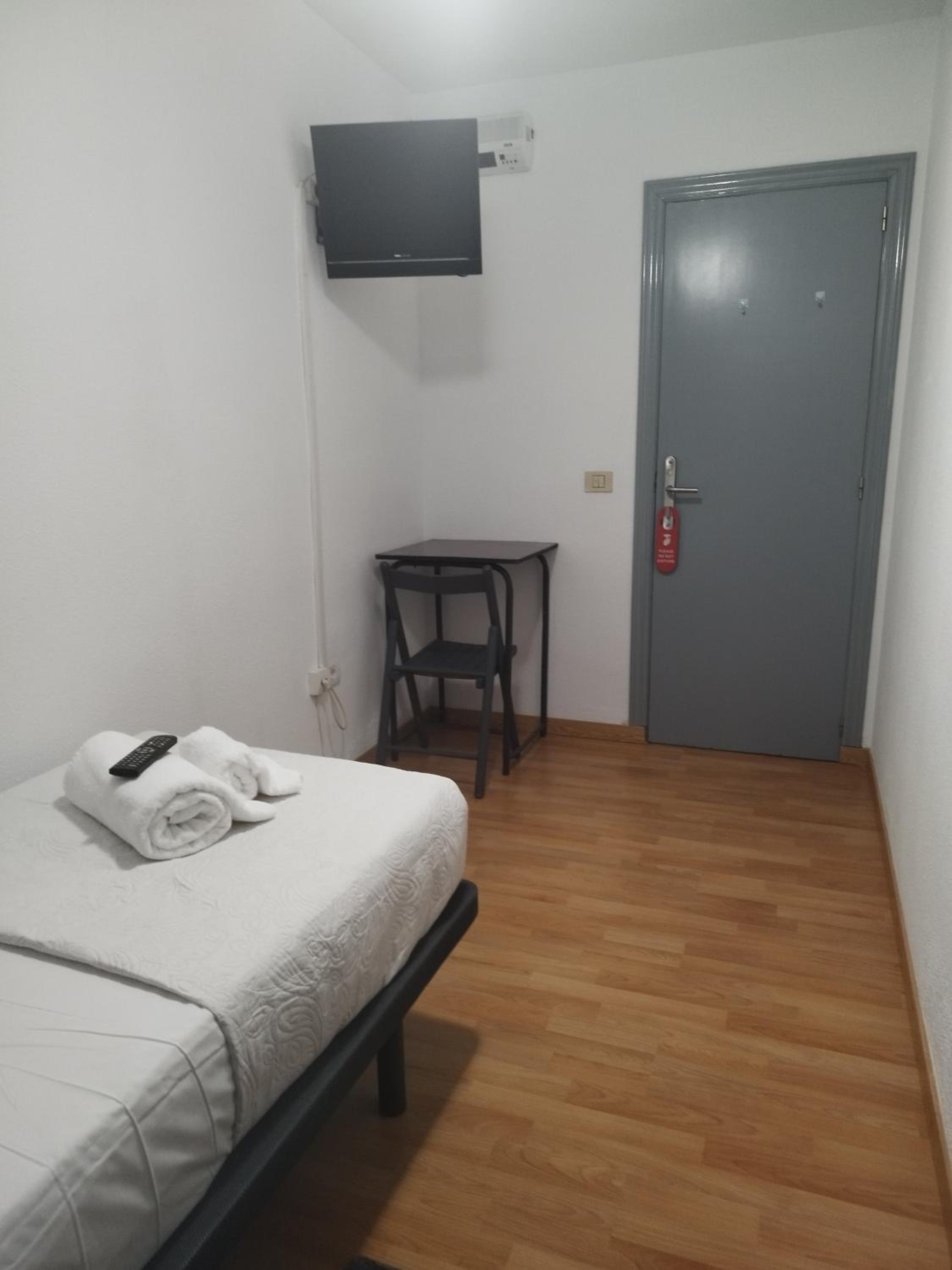 Single Room with Shared Bathroom photo 2
