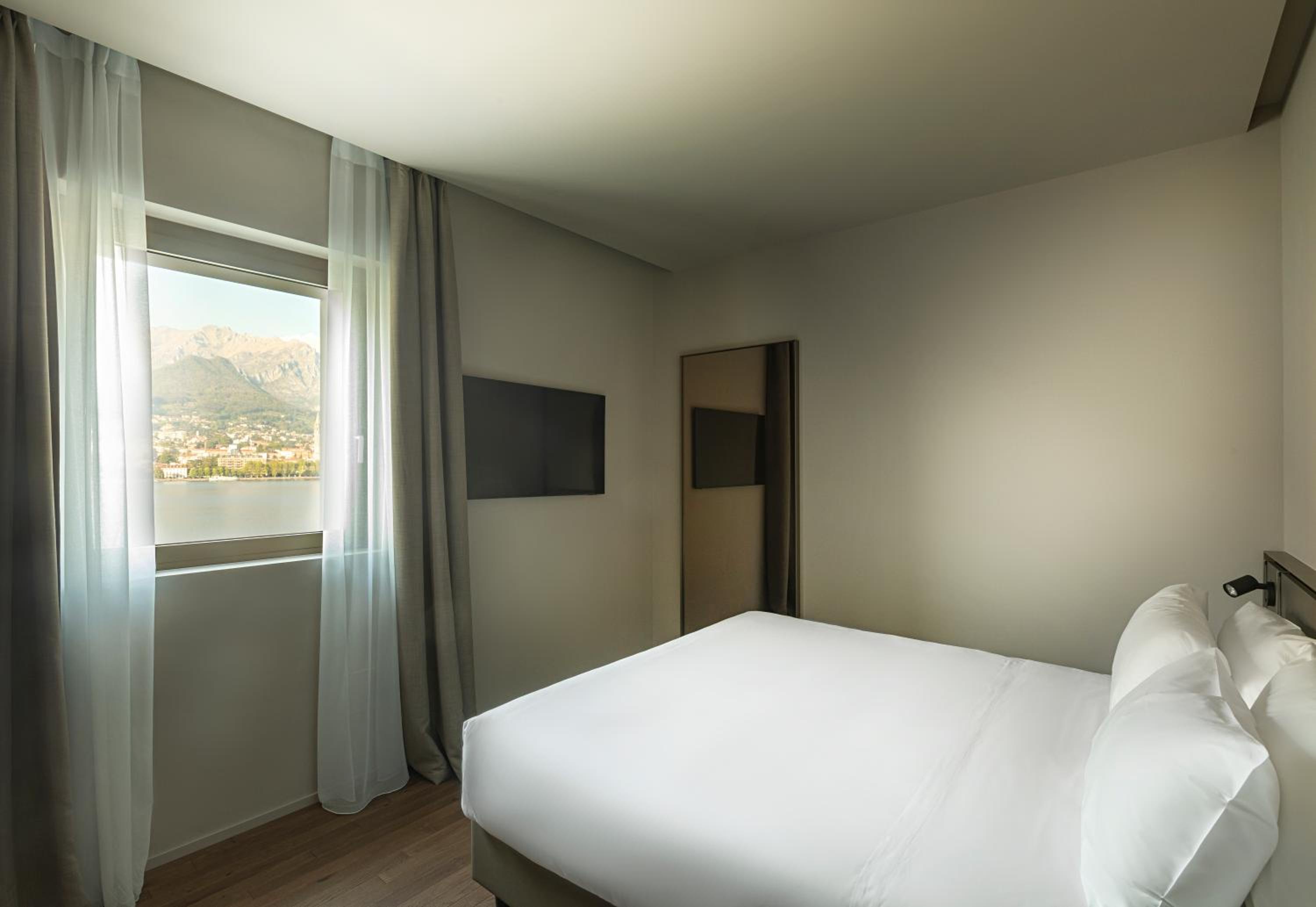 Double or Twin Room with Lake View photo 1