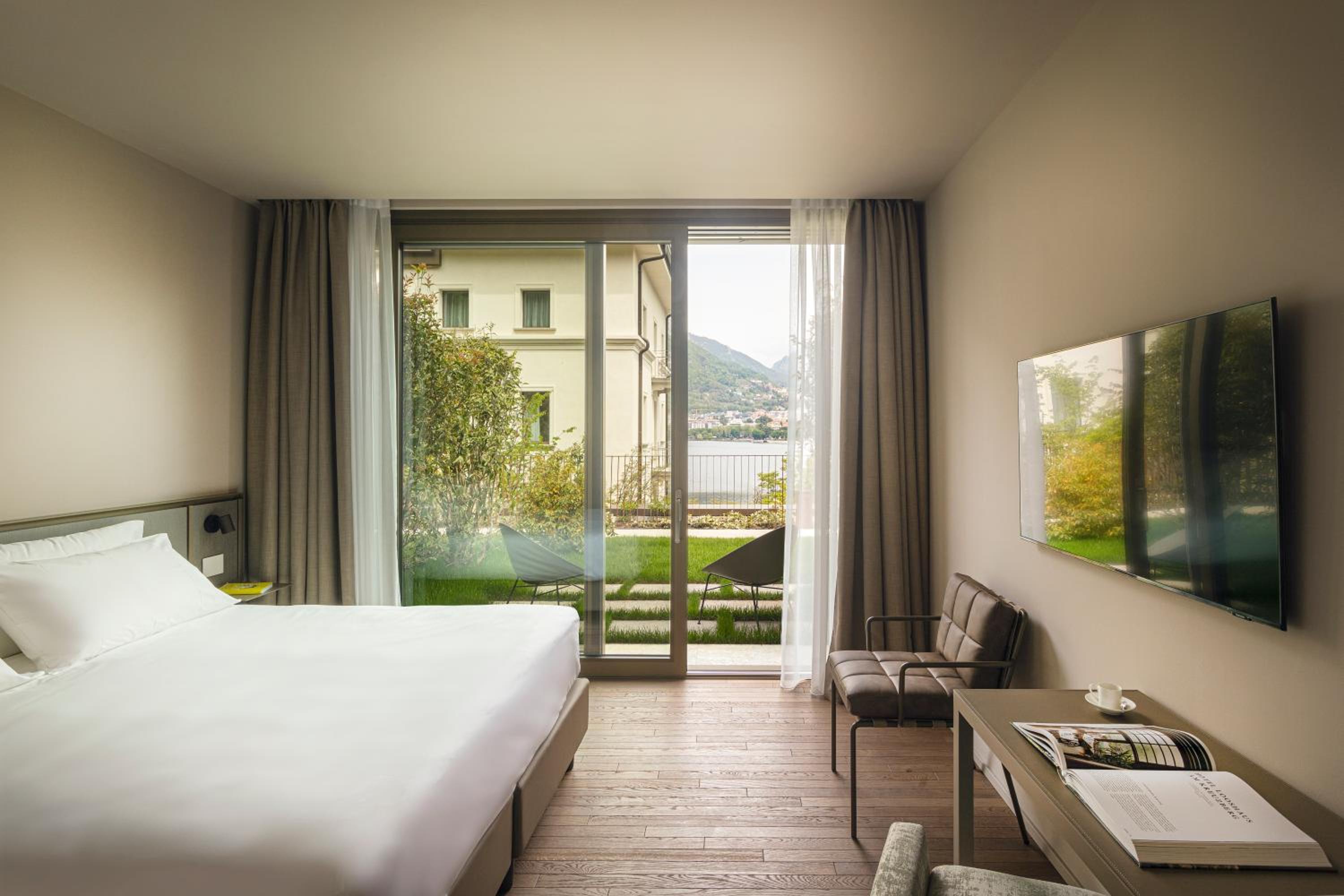 Deluxe Double or Twin Room with Lake View and Terrace