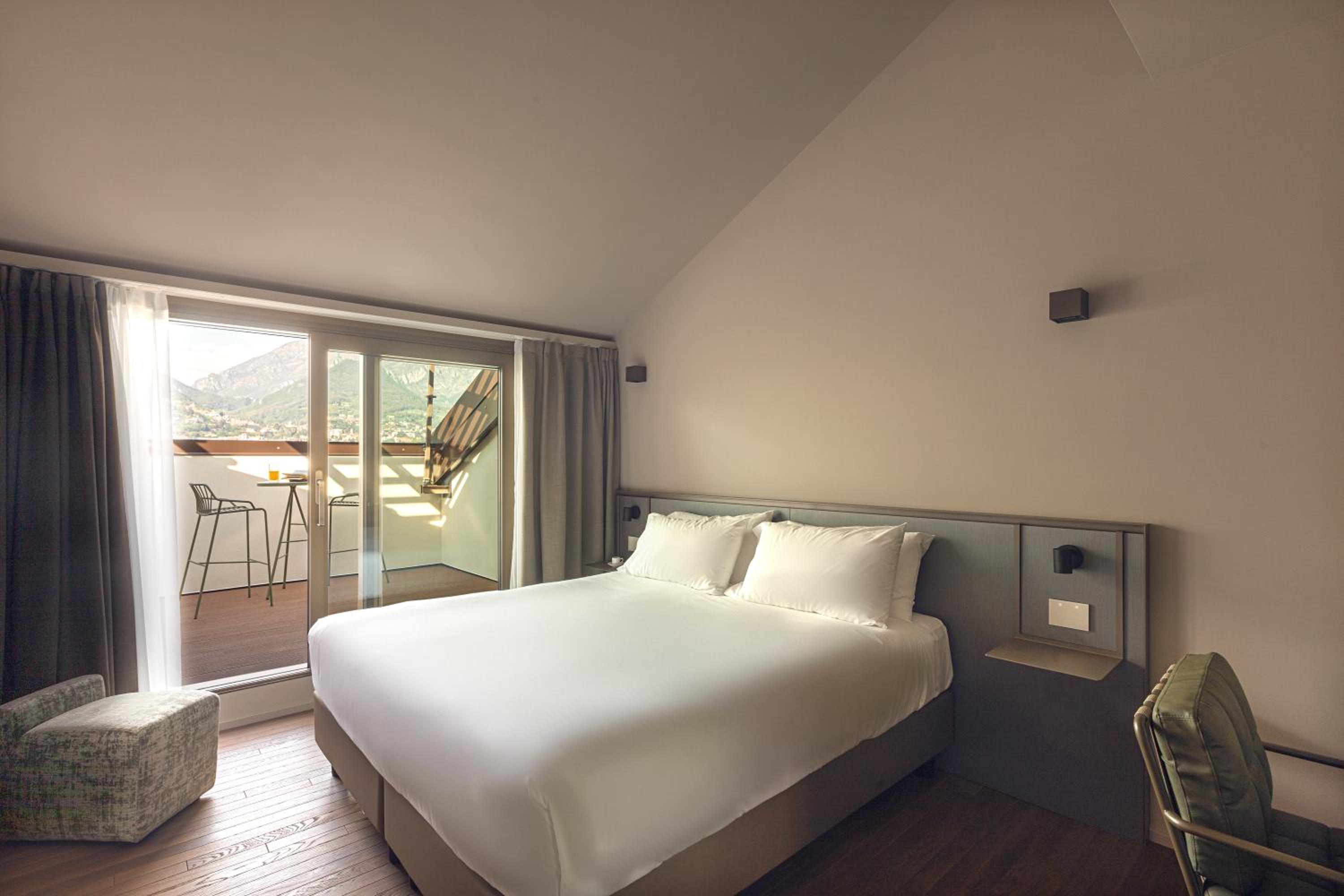 Deluxe Double Room with Lake View and Terrace