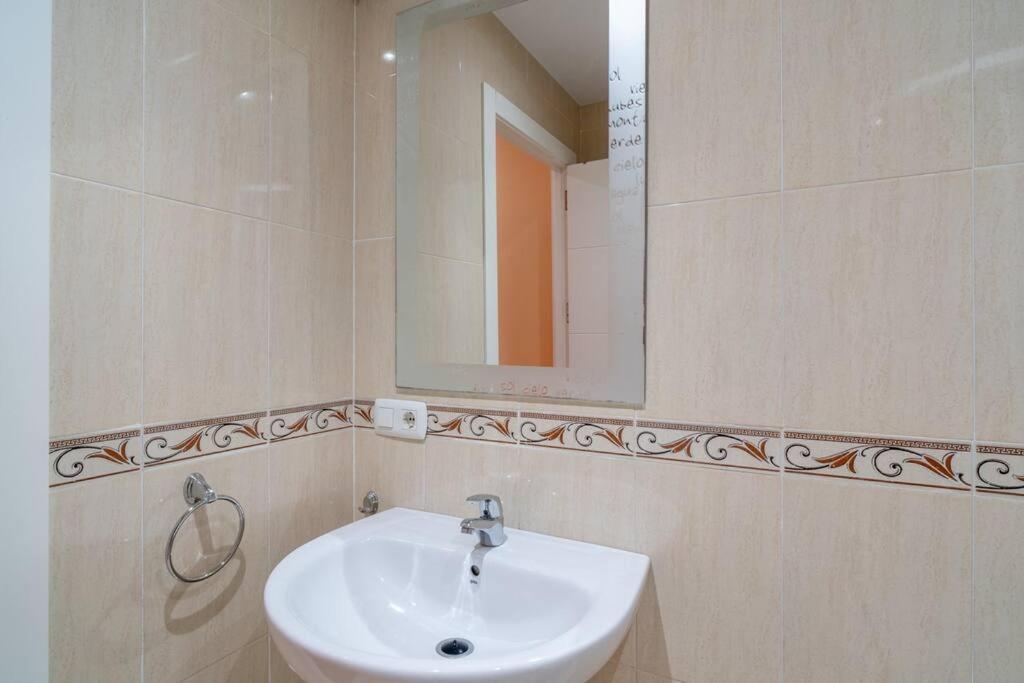Five-Bedroom House photo 2