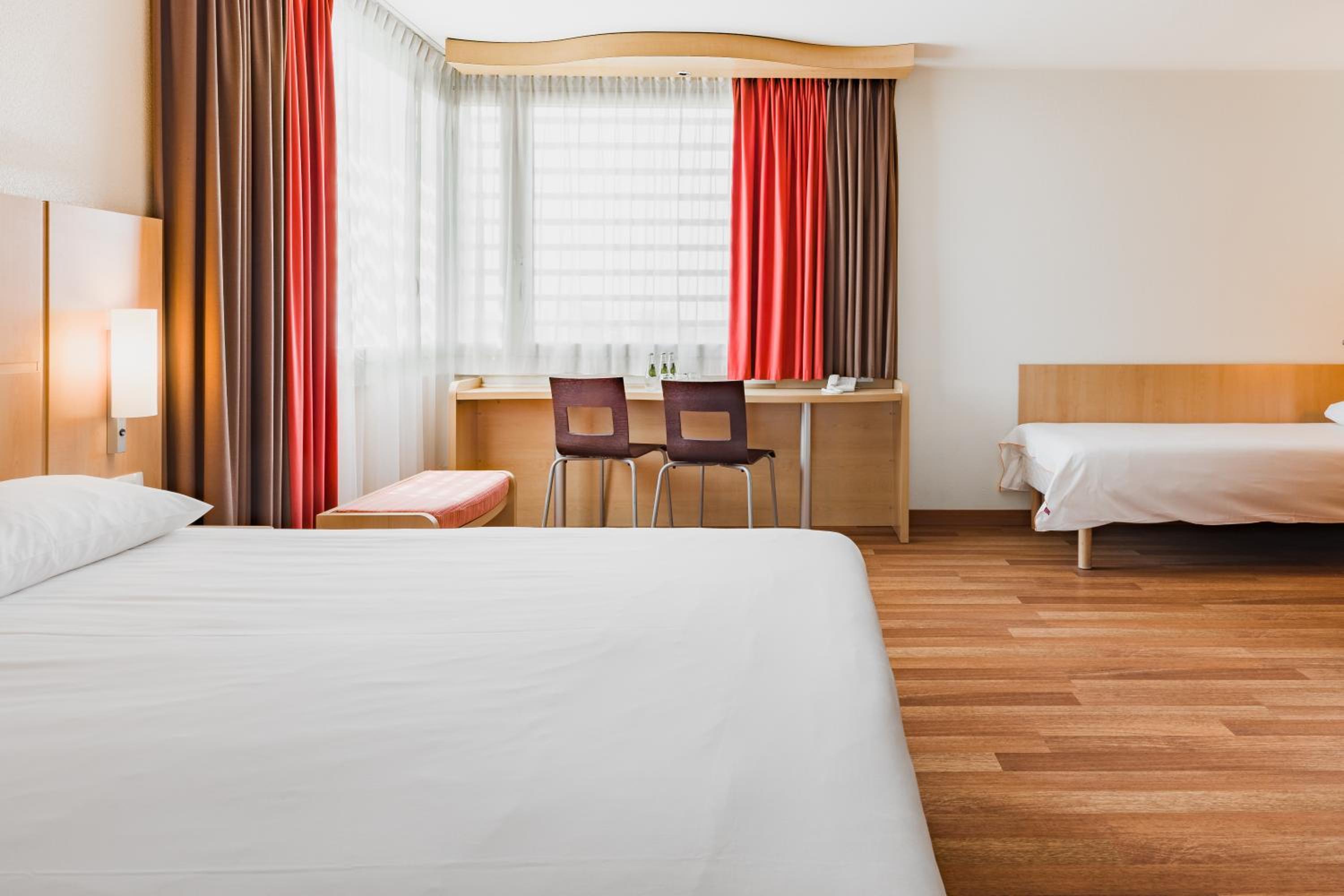 Standard Family Room with One Double Bed and One Single Bed photo 3